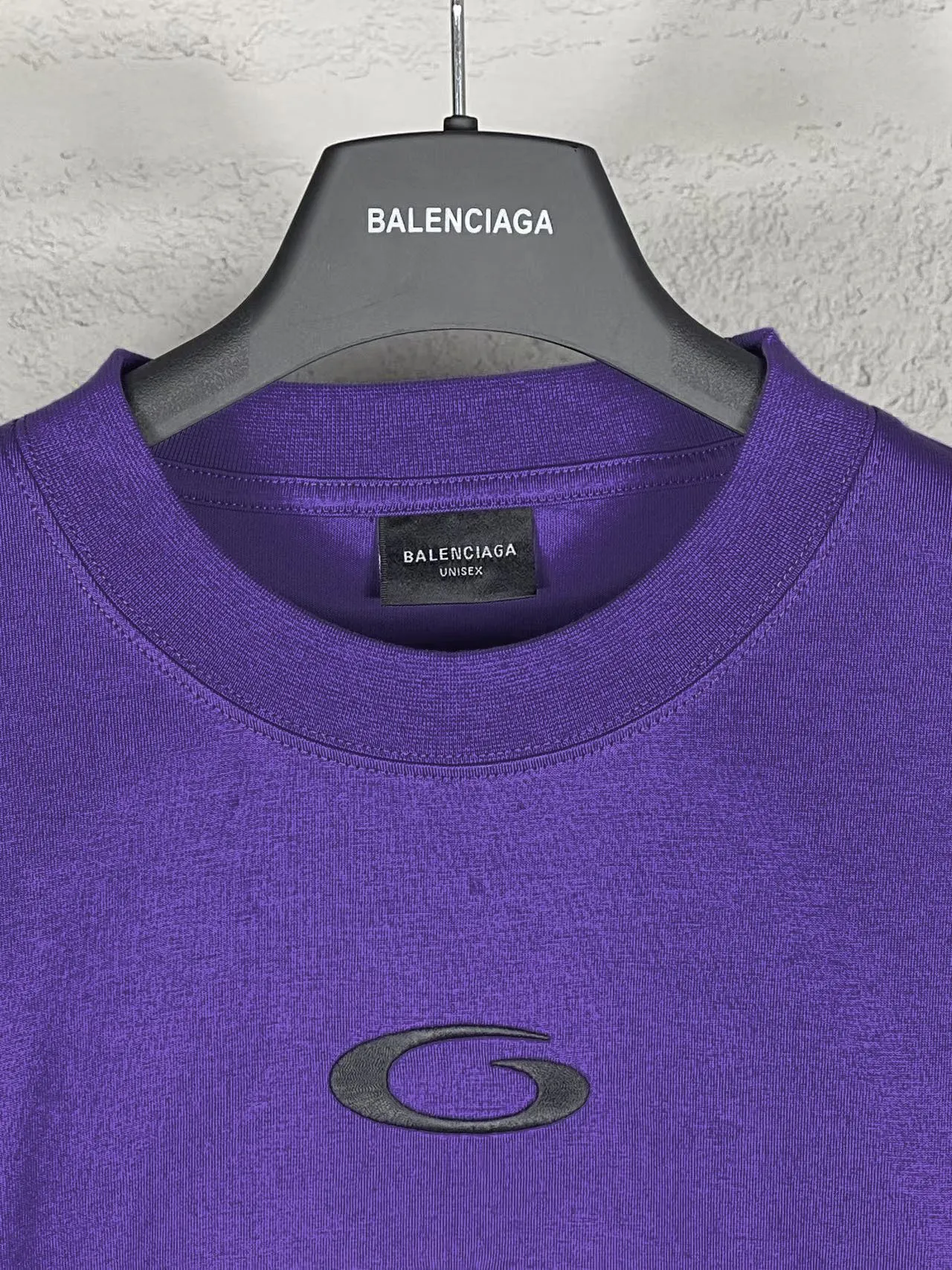 🅿️210 Actual pictures [Top version. Official website quality] BALENCI*GA/Paris.SS25 latest basketball uniform embroidered printed long-sleeved T-shirt. The front embroidery is embroidered and printed using a Tajima computer embroidery machine, the lower left corner is stamped, and the back piece is printed. Brick cabinets are synchronized. Genuine products are developed at the first time. The fabric is made of Paris ZP custom-woven and dyed cotton double yarn. Weighing 260 grams, the cloth surface is clean. The cloth pattern is clear, soft and comfortable. The threads are dyed with no color difference. The printing uses environmentally friendly imported materials, the letters are clear and the effect is three-dimensional. The version adopts OS loose shoulder design. Same style for men and women. Code: BL253626 Color: black, white, orchid, purple, yellow, green. Size: XS S M L