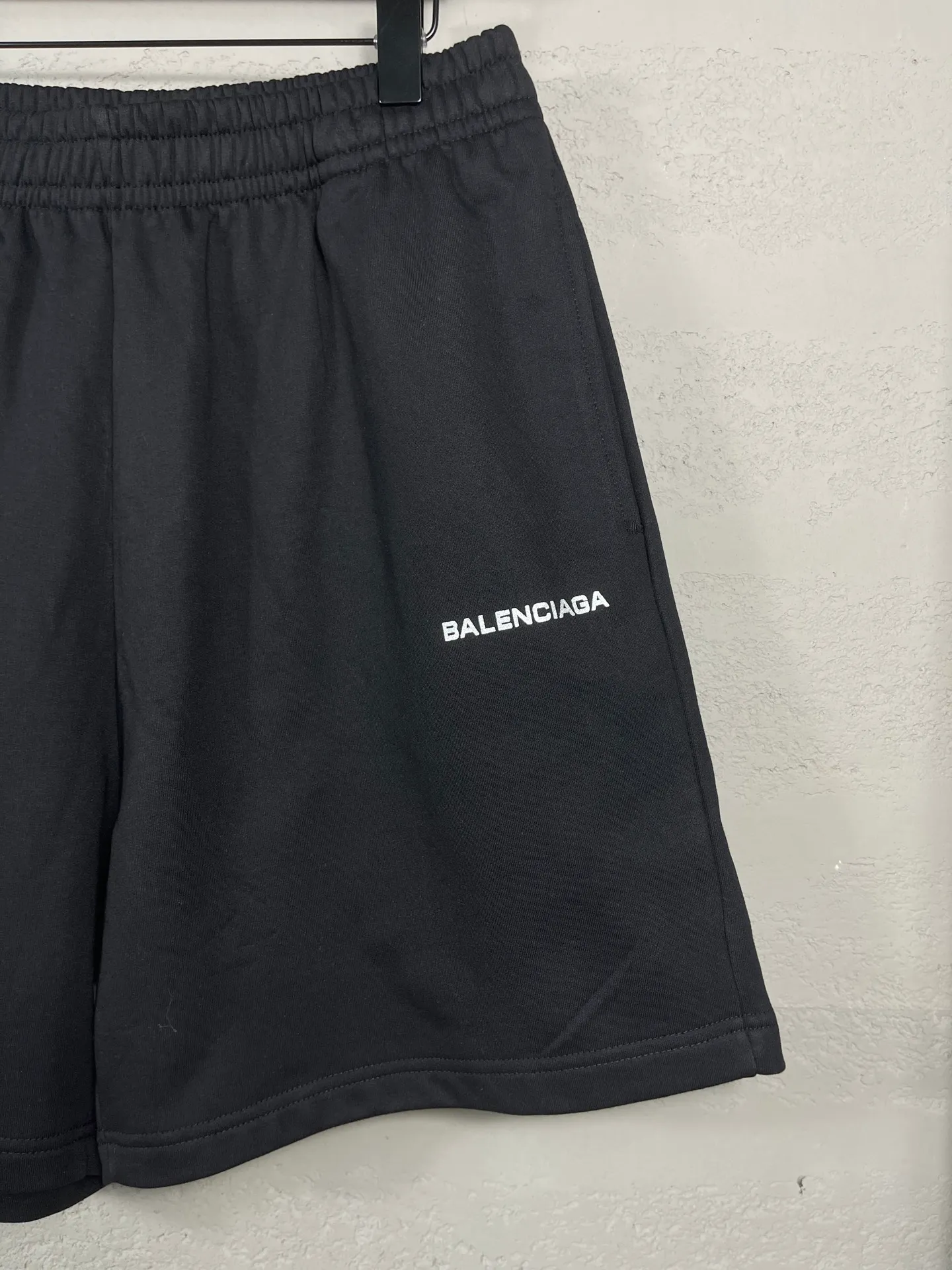 🅿️220 real photos [Top version. Official website quality] BALENCI*GA/Paris. 2025 new model. Paris classic LOGO printing, shorts with patch pockets on the back. Brick cabinet synchronization. Developed authentic products at the first time, enjoy printing and comparison! The fabric is made of Paris ZP custom-woven and dyed cotton terry sweatshirt, with a weight of 460 grams. The cloth surface is clean. The cloth pattern is clear, the hand feels soft and comfortable, and the imported environmentally friendly rubber paddles are used for printing. The letters are clear and the effect is three-dimensional. The version adopts a loose version. Same style for men and women. Code: BL257019 Color: Black Size: XS S M L
