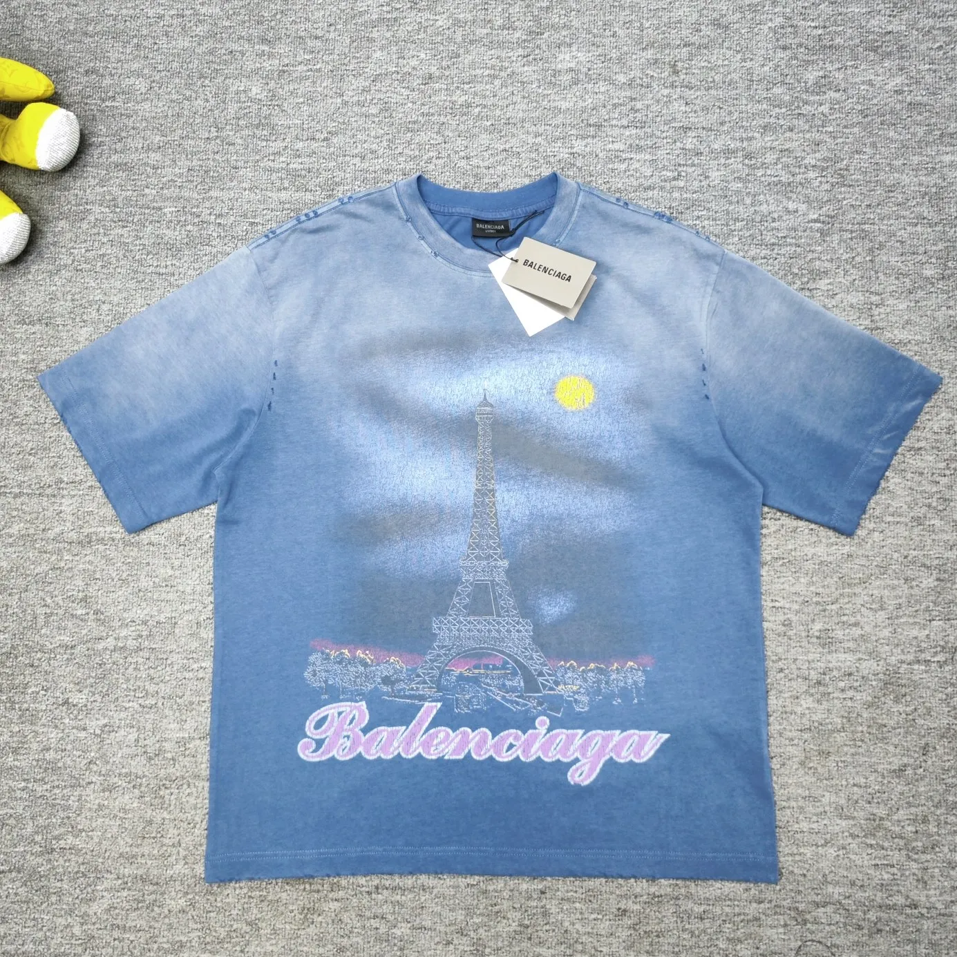 Top tested version BALENCIAGA Balenciaga 24 latest Paris Eiffel Tower inkjet graffiti hand-painted gradient color print washed distressed short-sleeved T-shirt The whole piece of fabric is washed before being cut, and the front and rear panels are printed using the imported Kornit direct-jet printing process. After the garment is washed twice, in order to get closer to the original effect, the master craftsman manually positions it, flattens it, applies ink and spray paint. The garment effect is more accurate and time-consuming and labor-intensive. The details are perfectly restored zp Exclusively woven and dyed 300g fabric. Threads are dyed in the same vat with zero color difference. Difference from market currency. Welcome to compare. Fabric: Customized imported high-gram weight tight double yarn fabric 300g, 100% cotton. Accessories: full set of customized accessories, packaging bags, tags, brand LOGO Sydney paper. Color: black blue. Size: XS--L P:310.