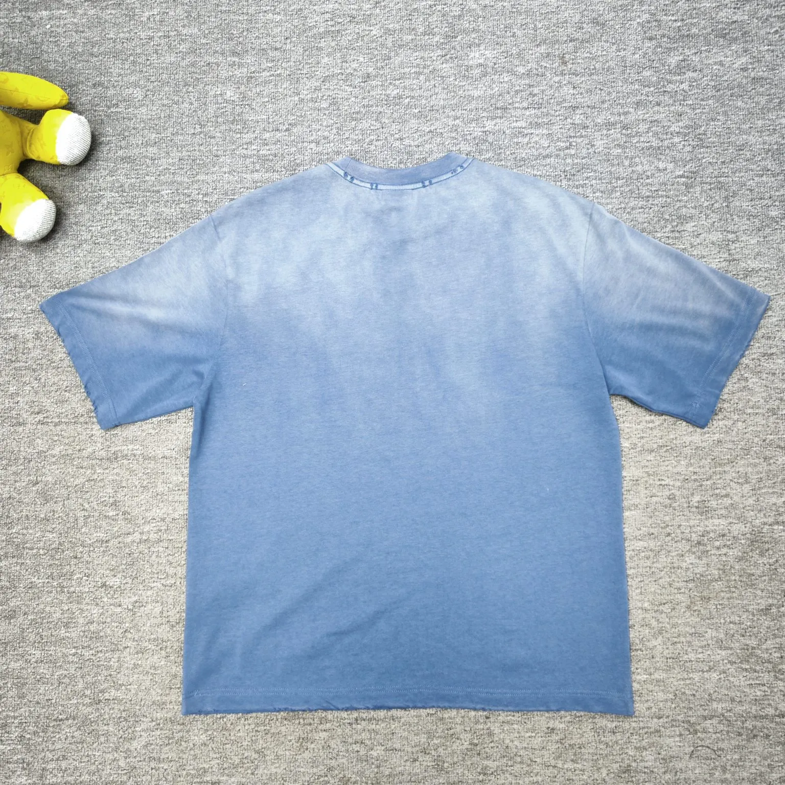 Top tested version BALENCIAGA Balenciaga 24 latest Paris Eiffel Tower inkjet graffiti hand-painted gradient color print washed distressed short-sleeved T-shirt The whole piece of fabric is washed before being cut, and the front and rear panels are printed using the imported Kornit direct-jet printing process. After the garment is washed twice, in order to get closer to the original effect, the master craftsman manually positions it, flattens it, applies ink and spray paint. The garment effect is more accurate and time-consuming and labor-intensive. The details are perfectly restored zp Exclusively woven and dyed 300g fabric. Threads are dyed in the same vat with zero color difference. Difference from market currency. Welcome to compare. Fabric: Customized imported high-gram weight tight double yarn fabric 300g, 100% cotton. Accessories: full set of customized accessories, packaging bags, tags, brand LOGO Sydney paper. Color: black blue. Size: XS--L P:310.