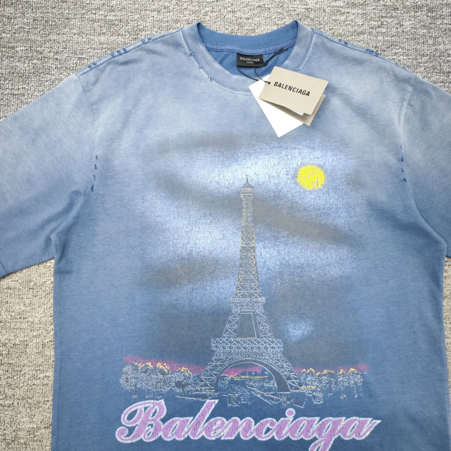 Top tested version BALENCIAGA Balenciaga 24 latest Paris Eiffel Tower inkjet graffiti hand-painted gradient color print washed distressed short-sleeved T-shirt The whole piece of fabric is washed before being cut, and the front and rear panels are printed using the imported Kornit direct-jet printing process. After the garment is washed twice, in order to get closer to the original effect, the master craftsman manually positions it, flattens it, applies ink and spray paint. The garment effect is more accurate and time-consuming and labor-intensive. The details are perfectly restored zp Exclusively woven and dyed 300g fabric. Threads are dyed in the same vat with zero color difference. Difference from market currency. Welcome to compare. Fabric: Customized imported high-gram weight tight double yarn fabric 300g, 100% cotton. Accessories: full set of customized accessories, packaging bags, tags, brand LOGO Sydney paper. Color: black blue. Size: XS--L P:310.