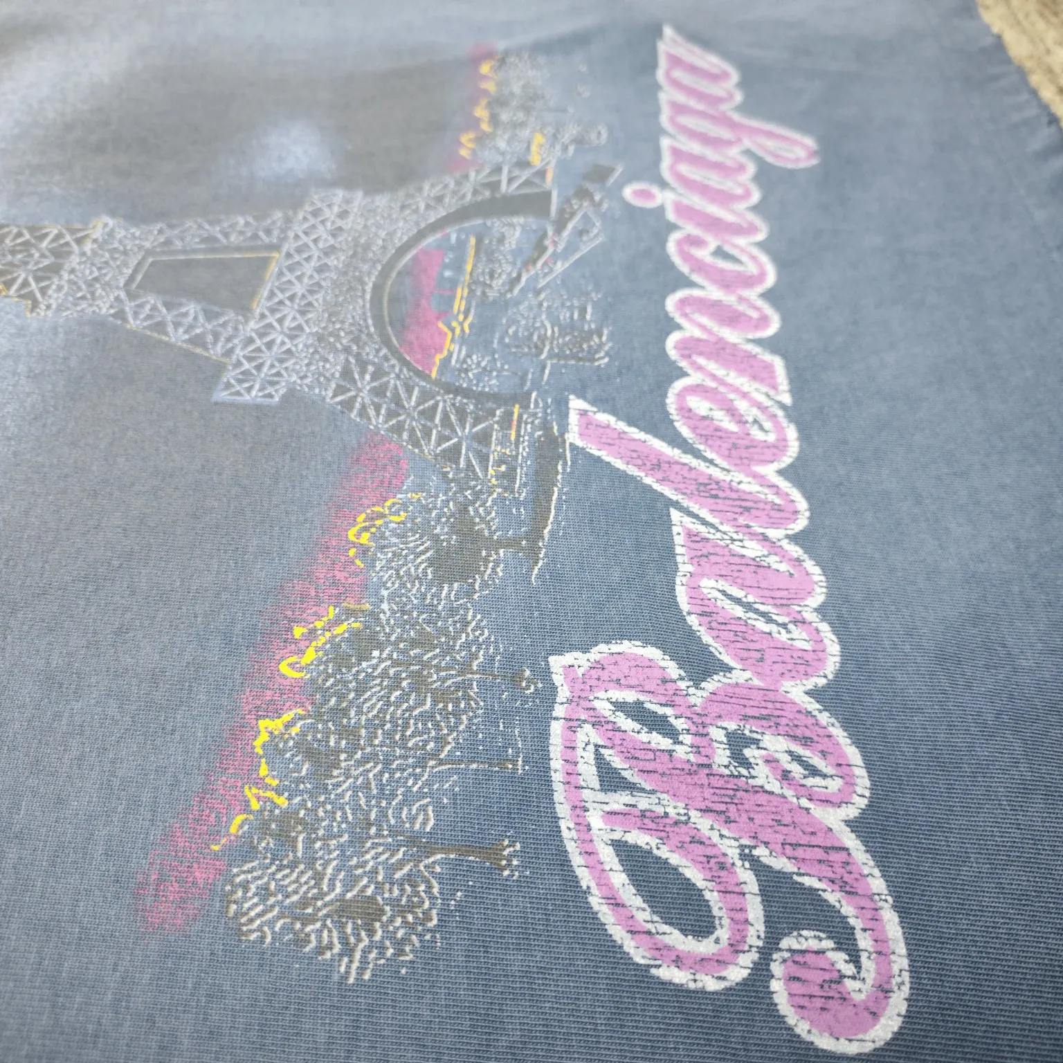 Top tested version BALENCIAGA Balenciaga 24 latest Paris Eiffel Tower inkjet graffiti hand-painted gradient color print washed distressed short-sleeved T-shirt The whole piece of fabric is washed before being cut, and the front and rear panels are printed using the imported Kornit direct-jet printing process. After the garment is washed twice, in order to get closer to the original effect, the master craftsman manually positions it, flattens it, applies ink and spray paint. The garment effect is more accurate and time-consuming and labor-intensive. The details are perfectly restored zp Exclusively woven and dyed 300g fabric. Threads are dyed in the same vat with zero color difference. Difference from market currency. Welcome to compare. Fabric: Customized imported high-gram weight tight double yarn fabric 300g, 100% cotton. Accessories: full set of customized accessories, packaging bags, tags, brand LOGO Sydney paper. Color: black blue. Size: XS--L P:310.