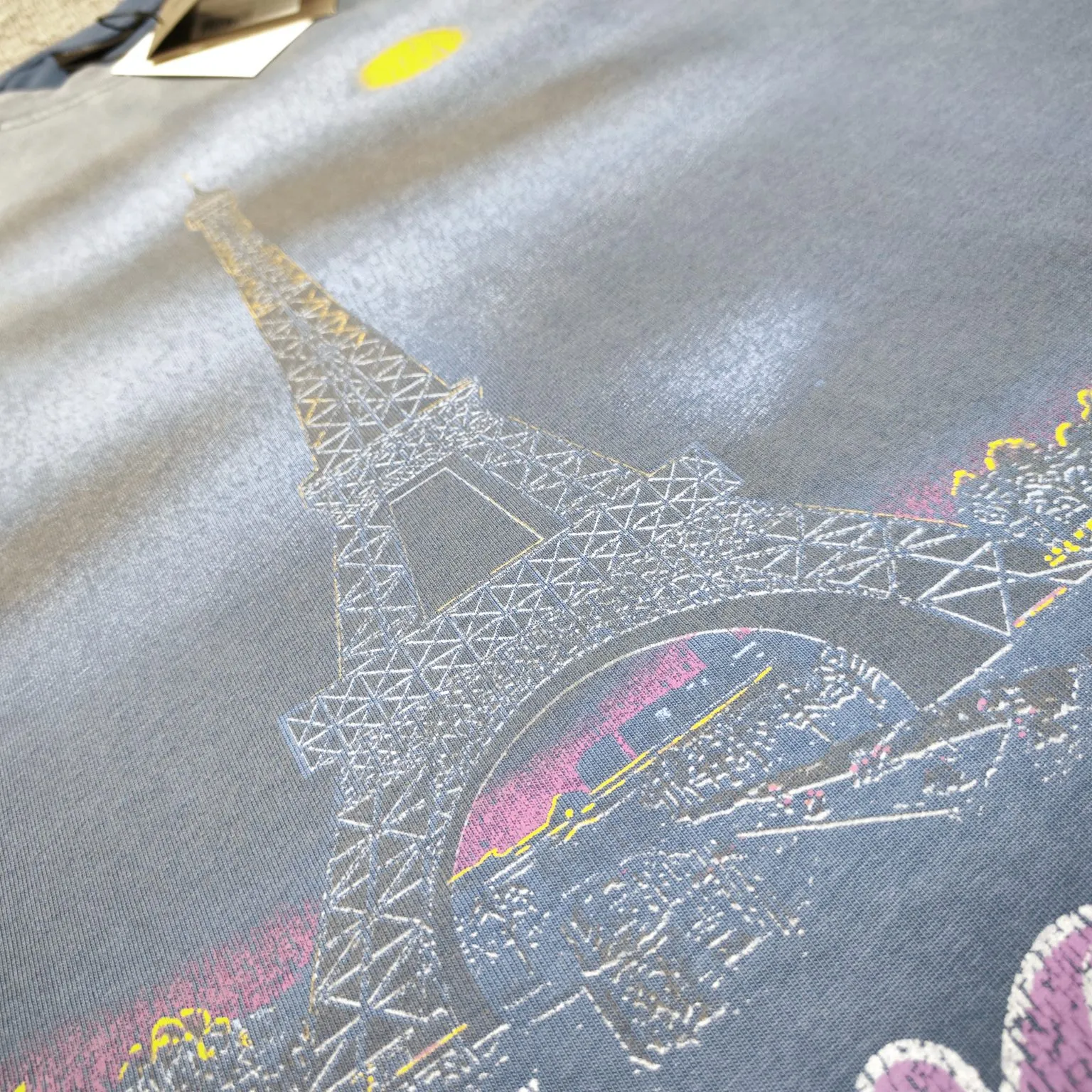 Top tested version BALENCIAGA Balenciaga 24 latest Paris Eiffel Tower inkjet graffiti hand-painted gradient color print washed distressed short-sleeved T-shirt The whole piece of fabric is washed before being cut, and the front and rear panels are printed using the imported Kornit direct-jet printing process. After the garment is washed twice, in order to get closer to the original effect, the master craftsman manually positions it, flattens it, applies ink and spray paint. The garment effect is more accurate and time-consuming and labor-intensive. The details are perfectly restored zp Exclusively woven and dyed 300g fabric. Threads are dyed in the same vat with zero color difference. Difference from market currency. Welcome to compare. Fabric: Customized imported high-gram weight tight double yarn fabric 300g, 100% cotton. Accessories: full set of customized accessories, packaging bags, tags, brand LOGO Sydney paper. Color: black blue. Size: XS--L P:310.