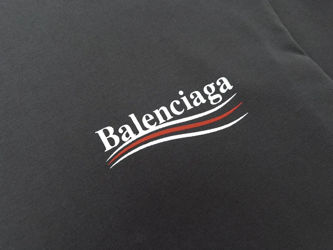 🅿️170 Detailed picture [Top version. Official website quality] BALENCI*GA/Paris#Classic model, 2023 spring and summer new style. Coke printed distressed short-sleeved T-shirt# The fabric is made of Paris ZP custom-woven and dyed cotton double yarn. Weighing 260 grams, the cloth surface is clean. The cloth pattern is clear, soft and comfortable. The threads are dyed with no color difference. The classic pattern printing uses environmentally friendly imported glue and precision stencil. The letters are clear. No burrs. The three-dimensional effect is strong. The garments are worn and worn. All colors are synchronized with the brick cabinets, custom woven and dyed, and will not fade. Different market currencies. The version adopts OS loose shoulder design. Same style for men and women. Code: BL223060 Color: smoke gray, plain blue Size: XS to L
