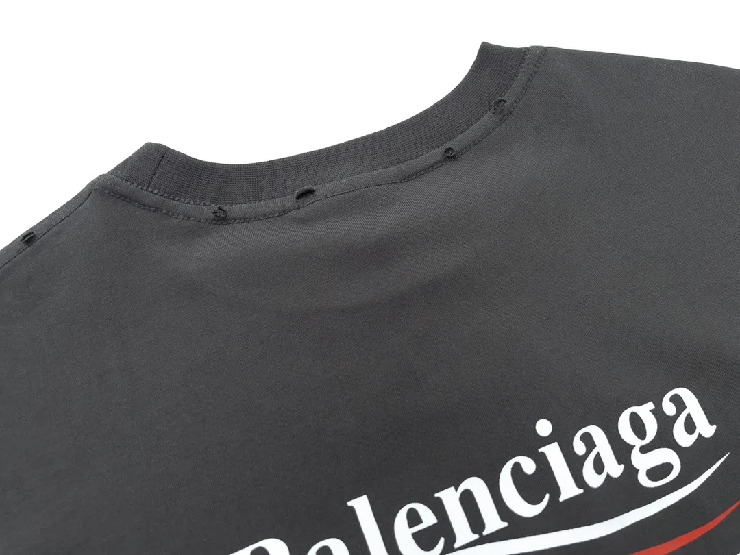 🅿️170 Detailed picture [Top version. Official website quality] BALENCI*GA/Paris#Classic model, 2023 spring and summer new style. Coke printed distressed short-sleeved T-shirt# The fabric is made of Paris ZP custom-woven and dyed cotton double yarn. Weighing 260 grams, the cloth surface is clean. The cloth pattern is clear, soft and comfortable. The threads are dyed with no color difference. The classic pattern printing uses environmentally friendly imported glue and precision stencil. The letters are clear. No burrs. The three-dimensional effect is strong. The garments are worn and worn. All colors are synchronized with the brick cabinets, custom woven and dyed, and will not fade. Different market currencies. The version adopts OS loose shoulder design. Same style for men and women. Code: BL223060 Color: smoke gray, plain blue Size: XS to L