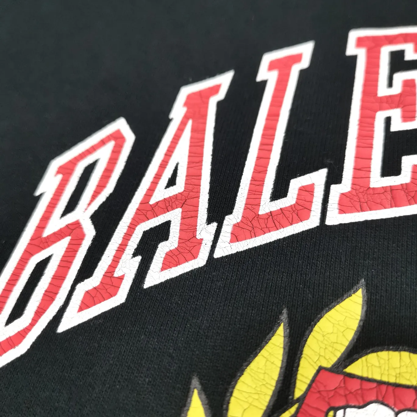 The black details of the 1917 shield are supplemented - the top tried version of the Balenciaga logo printed EST 1917 knitted T-shirt 2022 new style autumn and winter hoodies for men and women couples. The process adopts Kangli printing cracking effect. This crack is not a line pattern, but a three-dimensional burst pattern. How many versions on the market are based on pictures? Just make pictures, not craftsmanship? Without a version, it would be impossible to create the original flavor, and it would be almost pointless to brag! The front panel printing glue bursting effect uses imported transparent slurry to scrape the bottom to make the printing bursting feel uniform. (PS: If this process is missing, the printing will easily fall off in large areas after cracking) The fabric is made of 520g composite crystal velvet fabric, which is full of drape, loose and good on the skin. Color: black white Size: XS-L (maximum wear: 230 pounds) P:490
