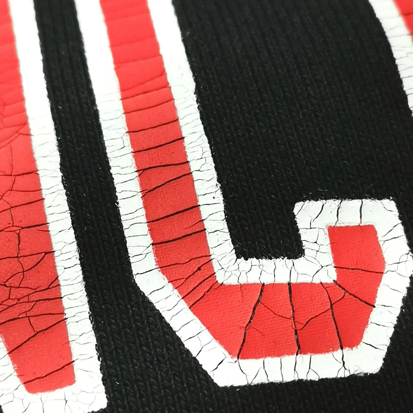The black details of the 1917 shield are supplemented - the top tried version of the Balenciaga logo printed EST 1917 knitted T-shirt 2022 new style autumn and winter hoodies for men and women couples. The process adopts Kangli printing cracking effect. This crack is not a line pattern, but a three-dimensional burst pattern. How many versions on the market are based on pictures? Just make pictures, not craftsmanship? Without a version, it would be impossible to create the original flavor, and it would be almost pointless to brag! The front panel printing glue bursting effect uses imported transparent slurry to scrape the bottom to make the printing bursting feel uniform. (PS: If this process is missing, the printing will easily fall off in large areas after cracking) The fabric is made of 520g composite crystal velvet fabric, which is full of drape, loose and good on the skin. Color: black white Size: XS-L (maximum wear: 230 pounds) P:490