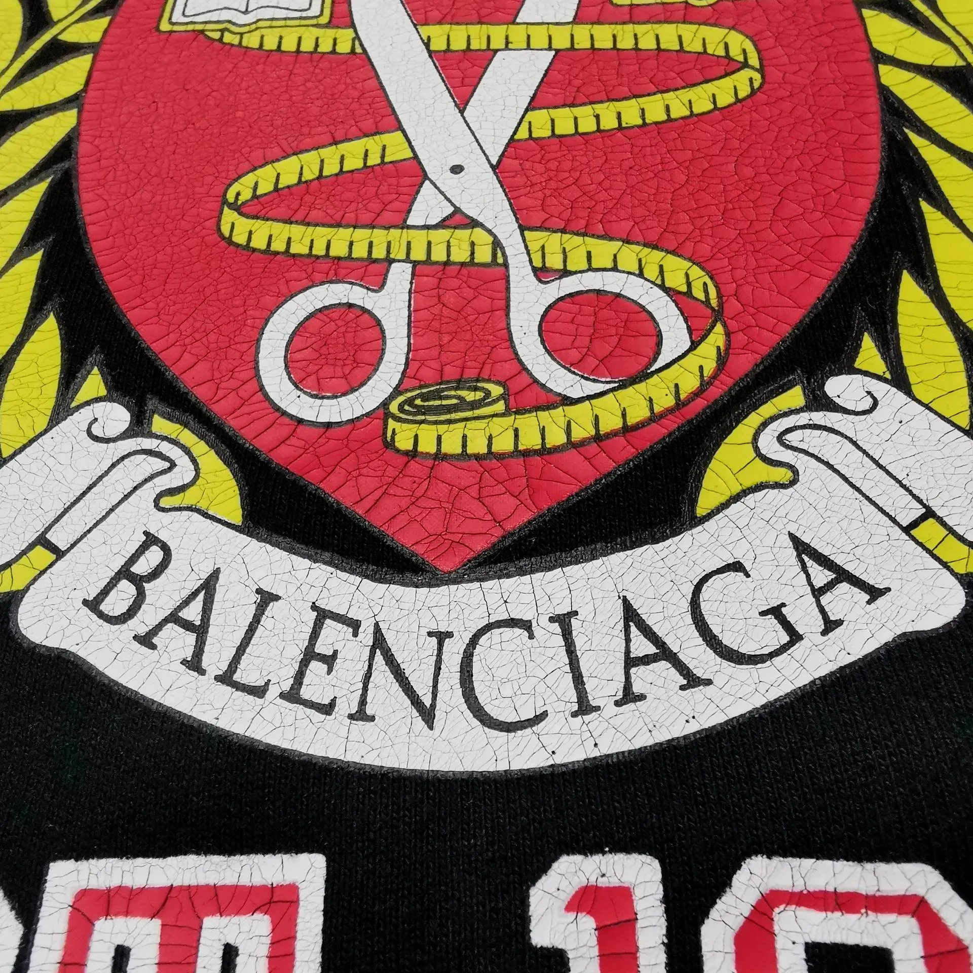 The black details of the 1917 shield are supplemented - the top tried version of the Balenciaga logo printed EST 1917 knitted T-shirt 2022 new style autumn and winter hoodies for men and women couples. The process adopts Kangli printing cracking effect. This crack is not a line pattern, but a three-dimensional burst pattern. How many versions on the market are based on pictures? Just make pictures, not craftsmanship? Without a version, it would be impossible to create the original flavor, and it would be almost pointless to brag! The front panel printing glue bursting effect uses imported transparent slurry to scrape the bottom to make the printing bursting feel uniform. (PS: If this process is missing, the printing will easily fall off in large areas after cracking) The fabric is made of 520g composite crystal velvet fabric, which is full of drape, loose and good on the skin. Color: black white Size: XS-L (maximum wear: 230 pounds) P:490