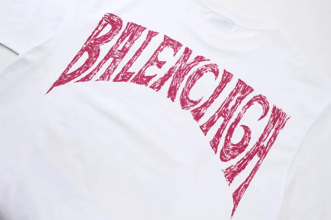 🅿️180 Detail Picture [Top version. Official website quality] BALENCI*GA/Paris. Hawaiian sunset coconut palm tower LOGO pattern short-sleeved T-shirt, brick cabinet synchronization. The fabric is made of Paris ZP custom-woven and dyed cotton sweatshirt. The weight is 260 grams, the cloth surface is clean. The cloth pattern is clear, soft and comfortable. The threads are dyed with no color difference. The classic pattern printing uses imported machine direct printing. The effect is three-dimensional and restores the brick cabinet. Different market currencies, welcome to compare. The version adopts OS loose shoulder design. Same style for men and women. Code: BL223218 Color: black. White. Size: XS to L