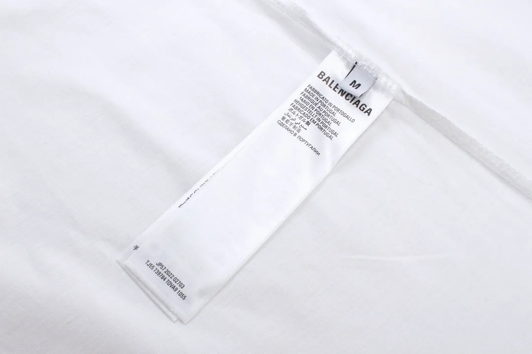 🅿️180 Detail Picture [Top version. Official website quality] BALENCI*GA/Paris. Hawaiian sunset coconut palm tower LOGO pattern short-sleeved T-shirt, brick cabinet synchronization. The fabric is made of Paris ZP custom-woven and dyed cotton sweatshirt. The weight is 260 grams, the cloth surface is clean. The cloth pattern is clear, soft and comfortable. The threads are dyed with no color difference. The classic pattern printing uses imported machine direct printing. The effect is three-dimensional and restores the brick cabinet. Different market currencies, welcome to compare. The version adopts OS loose shoulder design. Same style for men and women. Code: BL223218 Color: black. White. Size: XS to L