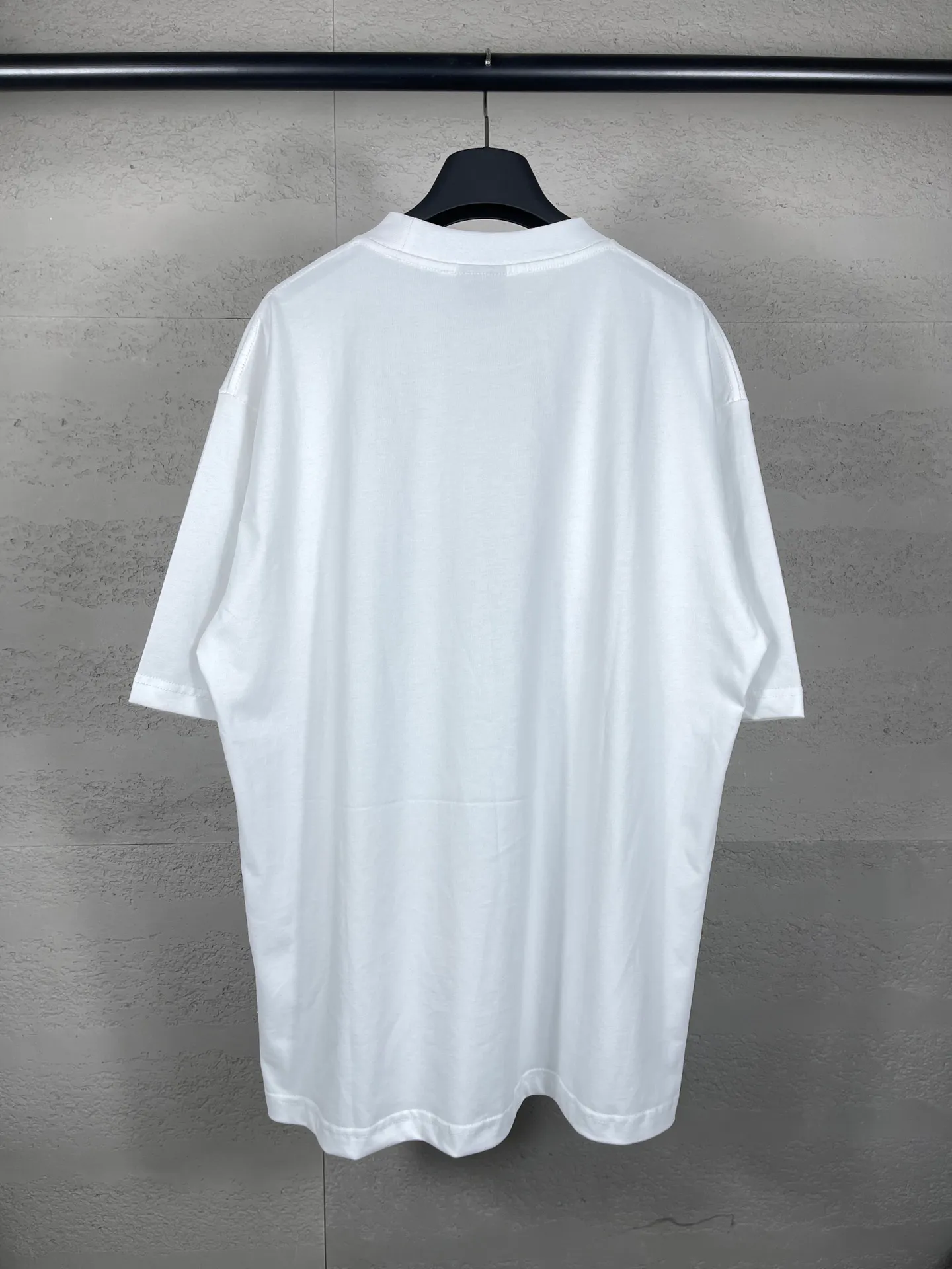 🅿️170 real photos [Top version. Official website quality] BALENCI*GA/Paris. 2024 new style. New LOGO printed short-sleeved T-shirt, brick cabinet synchronization. Genuine product developed at the first time, happy to print and compare! The fabric is made of Paris ZP custom-woven and dyed cotton double yarn. Weighing 260 grams, the cloth surface is clean. The cloth pattern is clear, soft and comfortable. The threads are dyed with no color difference. The classic LOGO is printed using environmentally friendly imported materials, with clear letters and a three-dimensional effect. Restore the brick cabinet. Welcome to compare, the version adopts the OS loose shoulder version. Same style for men and women Coding: BL233316 Color: gray blue, white Size: XS to L