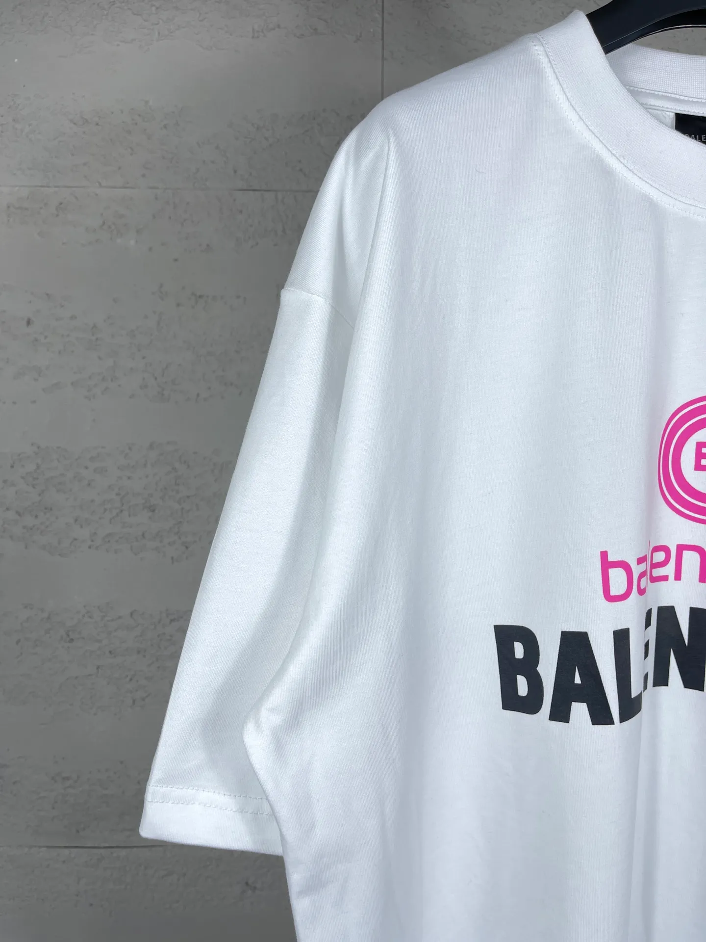 🅿️170 real photos [Top version. Official website quality] BALENCI*GA/Paris. 2024 new style. New LOGO printed short-sleeved T-shirt, brick cabinet synchronization. Genuine product developed at the first time, happy to print and compare! The fabric is made of Paris ZP custom-woven and dyed cotton double yarn. Weighing 260 grams, the cloth surface is clean. The cloth pattern is clear, soft and comfortable. The threads are dyed with no color difference. The classic LOGO is printed using environmentally friendly imported materials, with clear letters and a three-dimensional effect. Restore the brick cabinet. Welcome to compare, the version adopts the OS loose shoulder version. Same style for men and women Coding: BL233316 Color: gray blue, white Size: XS to L