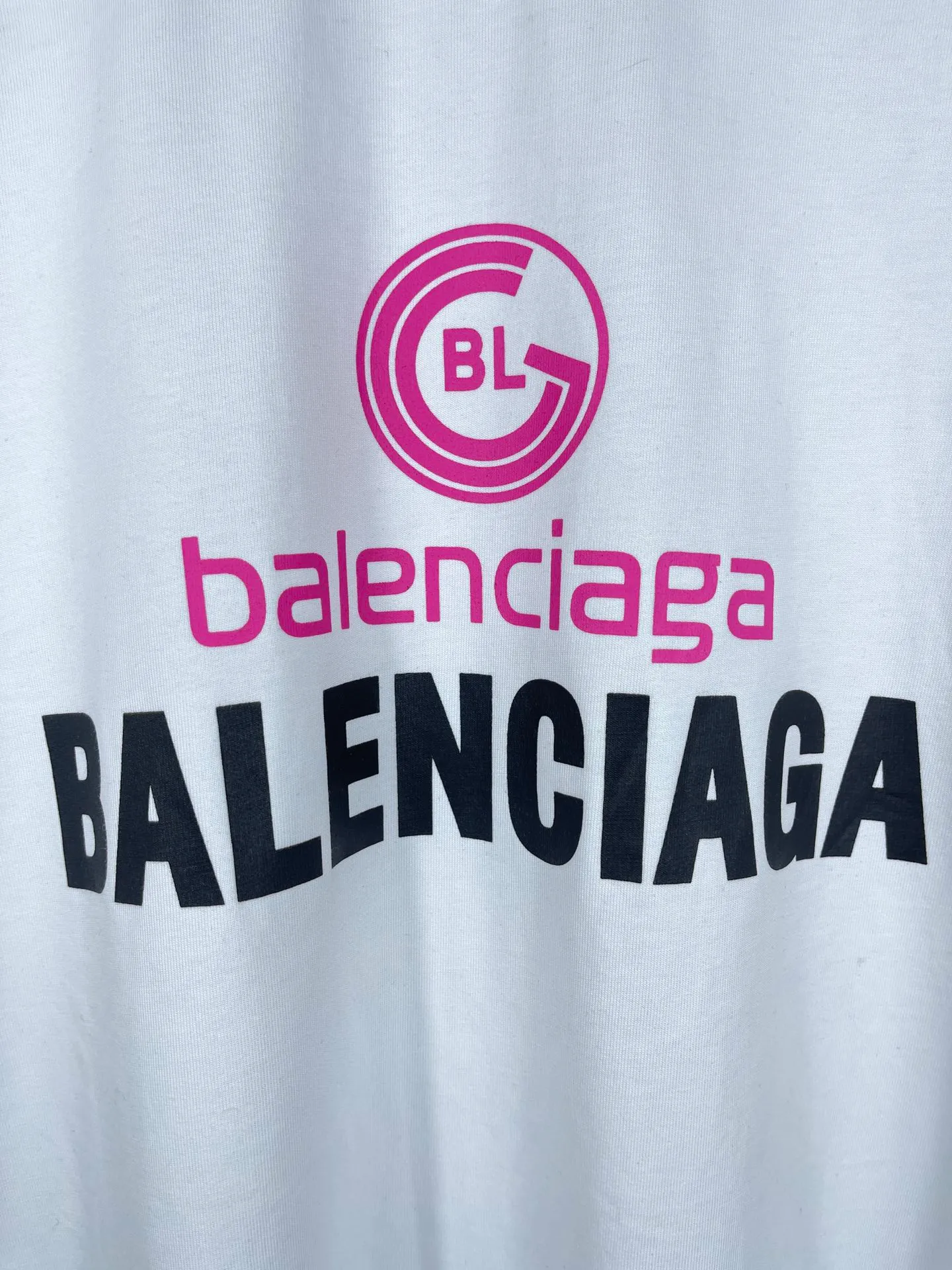 🅿️170 real photos [Top version. Official website quality] BALENCI*GA/Paris. 2024 new style. New LOGO printed short-sleeved T-shirt, brick cabinet synchronization. Genuine product developed at the first time, happy to print and compare! The fabric is made of Paris ZP custom-woven and dyed cotton double yarn. Weighing 260 grams, the cloth surface is clean. The cloth pattern is clear, soft and comfortable. The threads are dyed with no color difference. The classic LOGO is printed using environmentally friendly imported materials, with clear letters and a three-dimensional effect. Restore the brick cabinet. Welcome to compare, the version adopts the OS loose shoulder version. Same style for men and women Coding: BL233316 Color: gray blue, white Size: XS to L