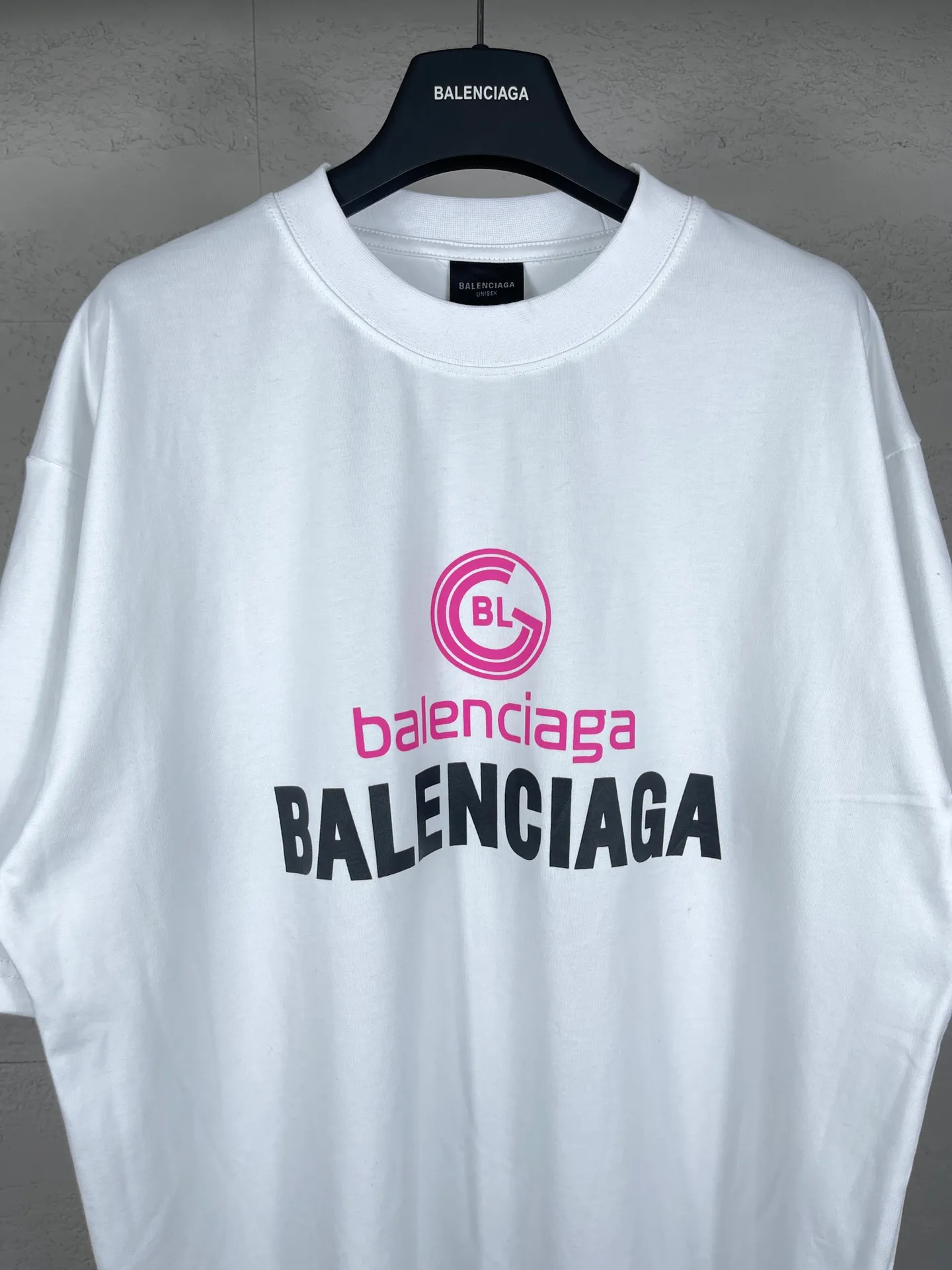 🅿️170 real photos [Top version. Official website quality] BALENCI*GA/Paris. 2024 new style. New LOGO printed short-sleeved T-shirt, brick cabinet synchronization. Genuine product developed at the first time, happy to print and compare! The fabric is made of Paris ZP custom-woven and dyed cotton double yarn. Weighing 260 grams, the cloth surface is clean. The cloth pattern is clear, soft and comfortable. The threads are dyed with no color difference. The classic LOGO is printed using environmentally friendly imported materials, with clear letters and a three-dimensional effect. Restore the brick cabinet. Welcome to compare, the version adopts the OS loose shoulder version. Same style for men and women Coding: BL233316 Color: gray blue, white Size: XS to L