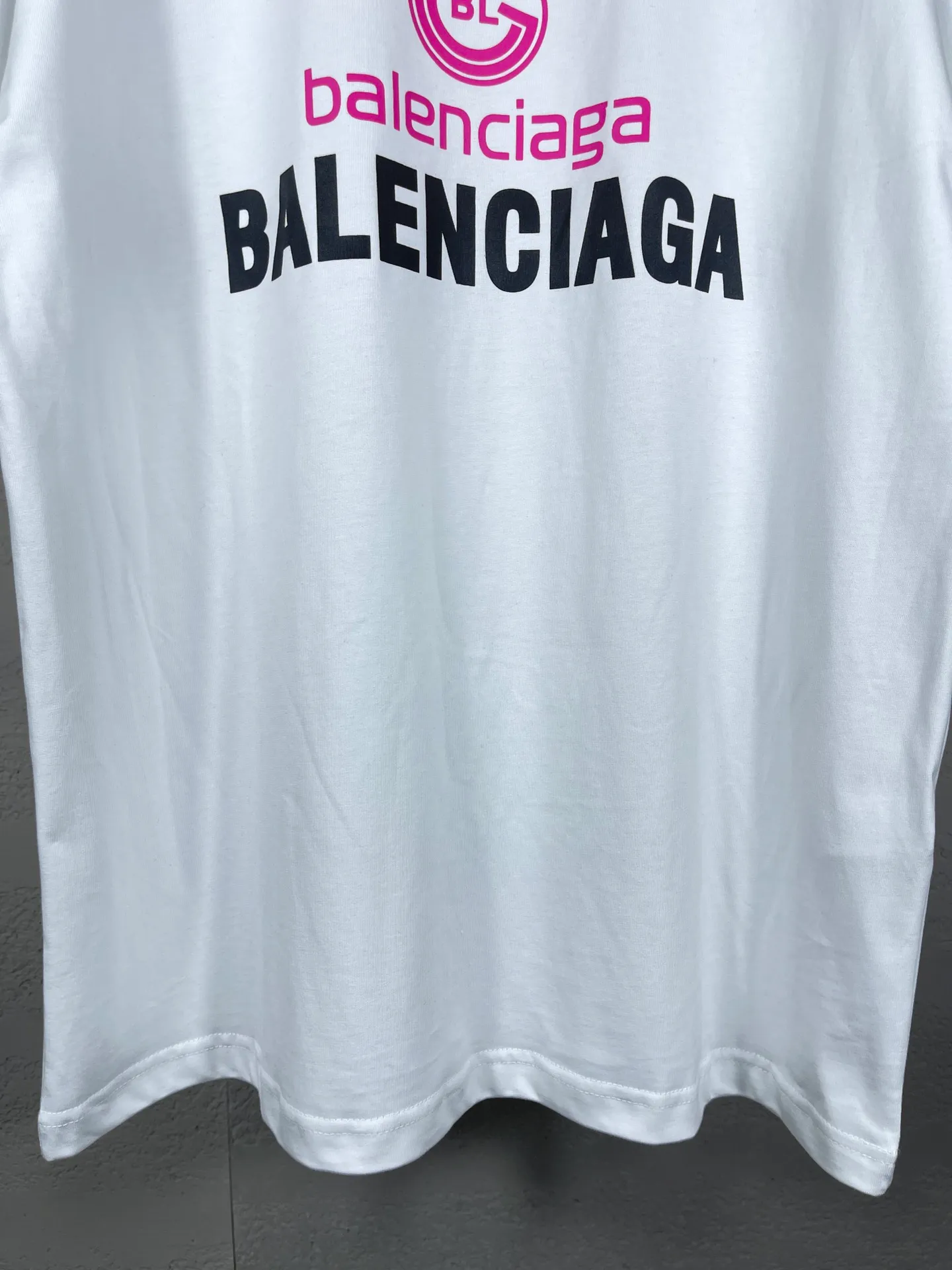 🅿️170 real photos [Top version. Official website quality] BALENCI*GA/Paris. 2024 new style. New LOGO printed short-sleeved T-shirt, brick cabinet synchronization. Genuine product developed at the first time, happy to print and compare! The fabric is made of Paris ZP custom-woven and dyed cotton double yarn. Weighing 260 grams, the cloth surface is clean. The cloth pattern is clear, soft and comfortable. The threads are dyed with no color difference. The classic LOGO is printed using environmentally friendly imported materials, with clear letters and a three-dimensional effect. Restore the brick cabinet. Welcome to compare, the version adopts the OS loose shoulder version. Same style for men and women Coding: BL233316 Color: gray blue, white Size: XS to L