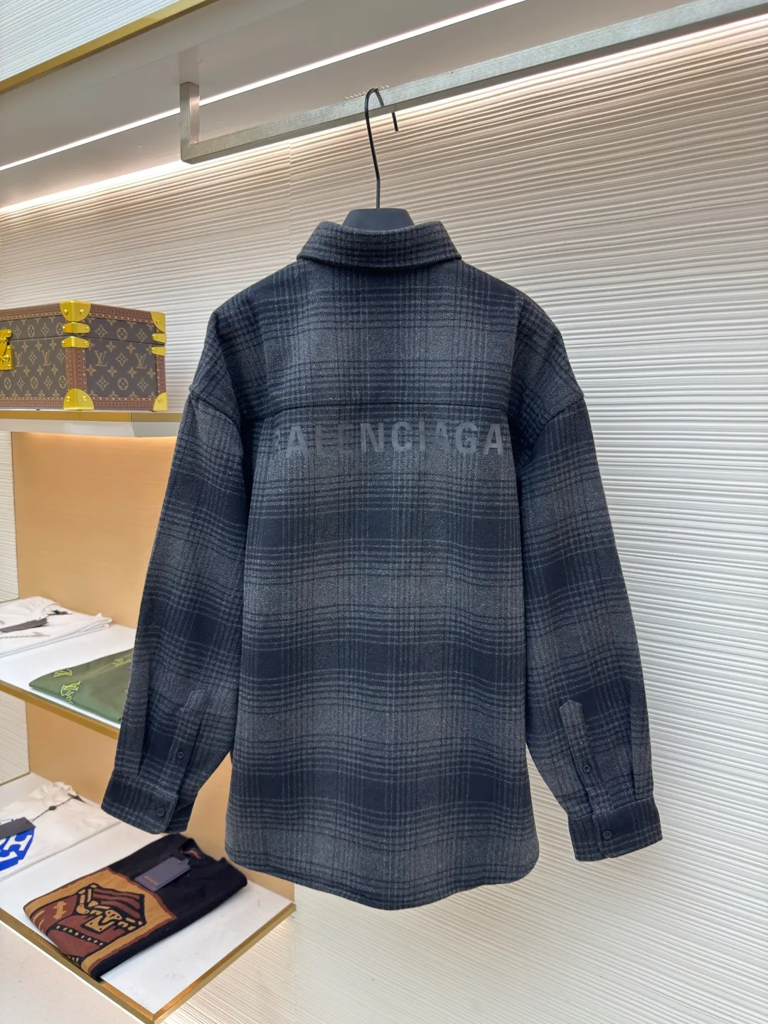 Balenciaga vinyl monogram flannel shirt ●Original version: Purchased and developed for 12300 ●Item number: 1680783-C10 ●Fabric: wool blended fabric ●Technology: Adhesive production ●Version: loose fit ●Weight: about 855 grams ●Size: 0-1-2-3 ●Description: Made of wool blended woolen fabric, the yarn composition is 30% wool + 70% polyester fiber, open-end spinning yarn, using a rapier yarn-dyed jacquard machine to weave the gray cloth, the gray cloth is velvet-brushed after needle nipping, and then cut and washed to produce the finished fabric. The overall wiring is straight and delicate, the fabric is comfortable and soft, and the color is consistent without color difference. It can be matched with the same style to create a fashionable look and control various occasions. Customized accessories, complete with three standards, same style for men and women!