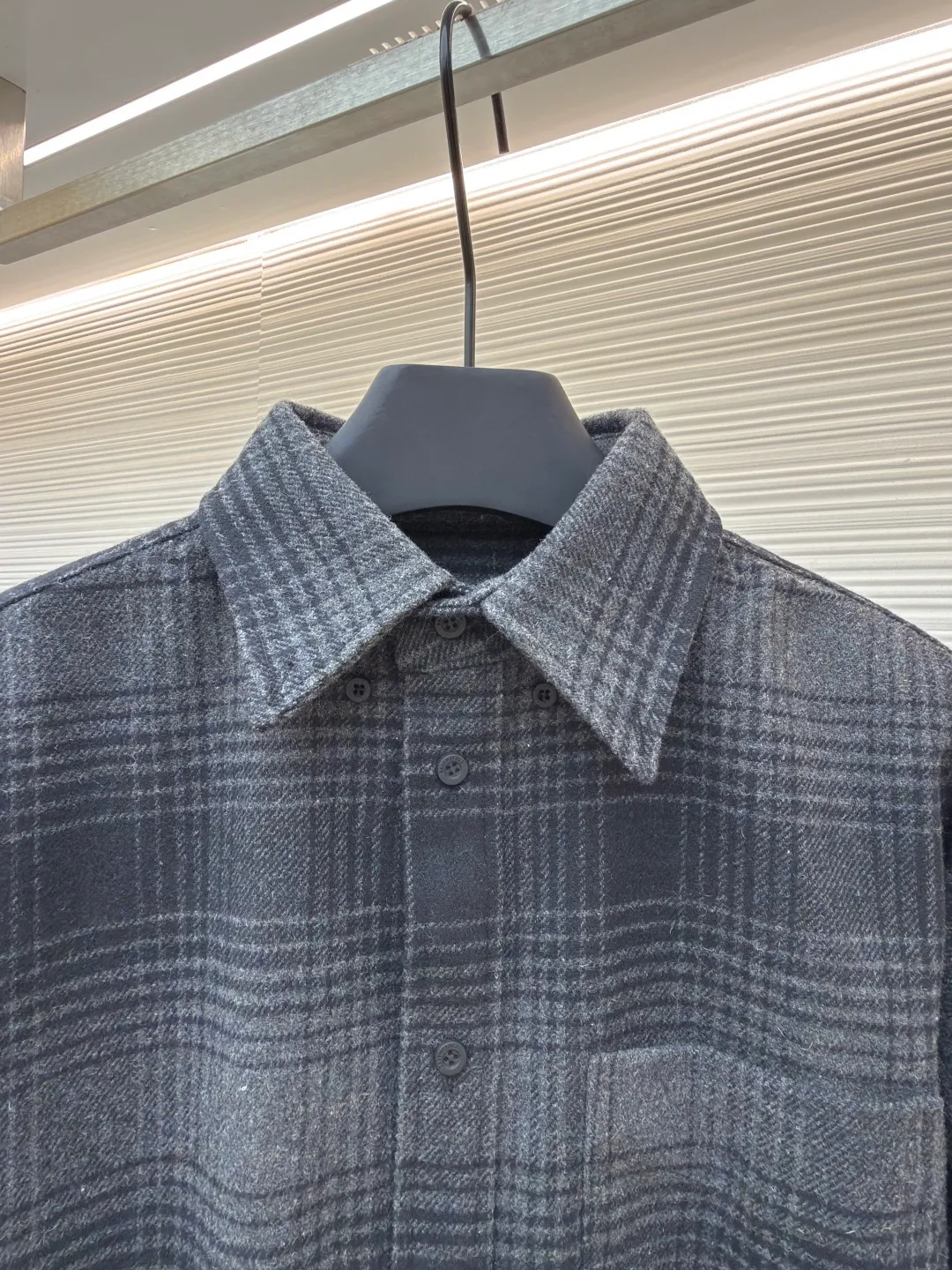 Balenciaga vinyl monogram flannel shirt ●Original version: Purchased and developed for 12300 ●Item number: 1680783-C10 ●Fabric: wool blended fabric ●Technology: Adhesive production ●Version: loose fit ●Weight: about 855 grams ●Size: 0-1-2-3 ●Description: Made of wool blended woolen fabric, the yarn composition is 30% wool + 70% polyester fiber, open-end spinning yarn, using a rapier yarn-dyed jacquard machine to weave the gray cloth, the gray cloth is velvet-brushed after needle nipping, and then cut and washed to produce the finished fabric. The overall wiring is straight and delicate, the fabric is comfortable and soft, and the color is consistent without color difference. It can be matched with the same style to create a fashionable look and control various occasions. Customized accessories, complete with three standards, same style for men and women!