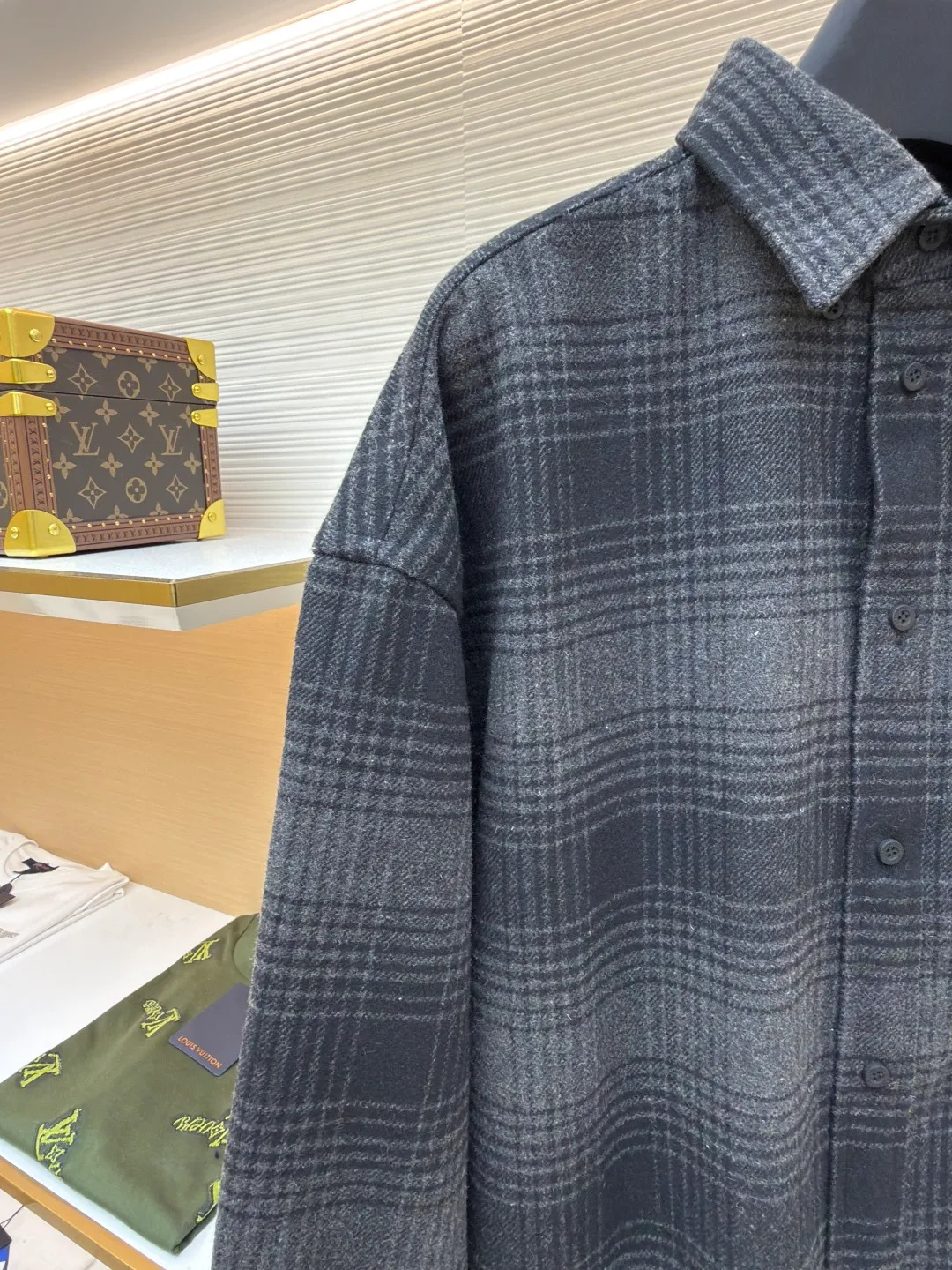 Balenciaga vinyl monogram flannel shirt ●Original version: Purchased and developed for 12300 ●Item number: 1680783-C10 ●Fabric: wool blended fabric ●Technology: Adhesive production ●Version: loose fit ●Weight: about 855 grams ●Size: 0-1-2-3 ●Description: Made of wool blended woolen fabric, the yarn composition is 30% wool + 70% polyester fiber, open-end spinning yarn, using a rapier yarn-dyed jacquard machine to weave the gray cloth, the gray cloth is velvet-brushed after needle nipping, and then cut and washed to produce the finished fabric. The overall wiring is straight and delicate, the fabric is comfortable and soft, and the color is consistent without color difference. It can be matched with the same style to create a fashionable look and control various occasions. Customized accessories, complete with three standards, same style for men and women!