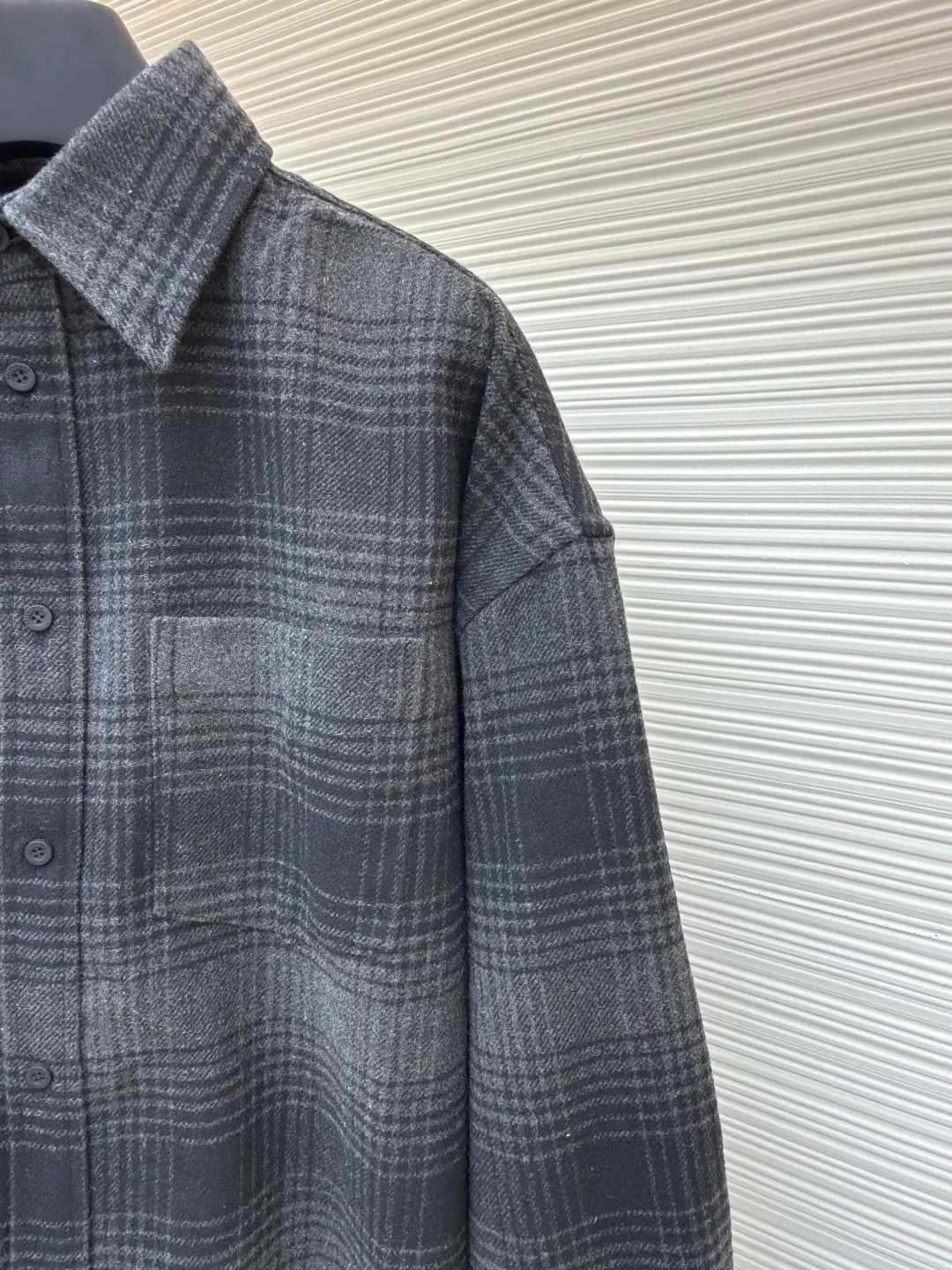Balenciaga vinyl monogram flannel shirt ●Original version: Purchased and developed for 12300 ●Item number: 1680783-C10 ●Fabric: wool blended fabric ●Technology: Adhesive production ●Version: loose fit ●Weight: about 855 grams ●Size: 0-1-2-3 ●Description: Made of wool blended woolen fabric, the yarn composition is 30% wool + 70% polyester fiber, open-end spinning yarn, using a rapier yarn-dyed jacquard machine to weave the gray cloth, the gray cloth is velvet-brushed after needle nipping, and then cut and washed to produce the finished fabric. The overall wiring is straight and delicate, the fabric is comfortable and soft, and the color is consistent without color difference. It can be matched with the same style to create a fashionable look and control various occasions. Customized accessories, complete with three standards, same style for men and women!