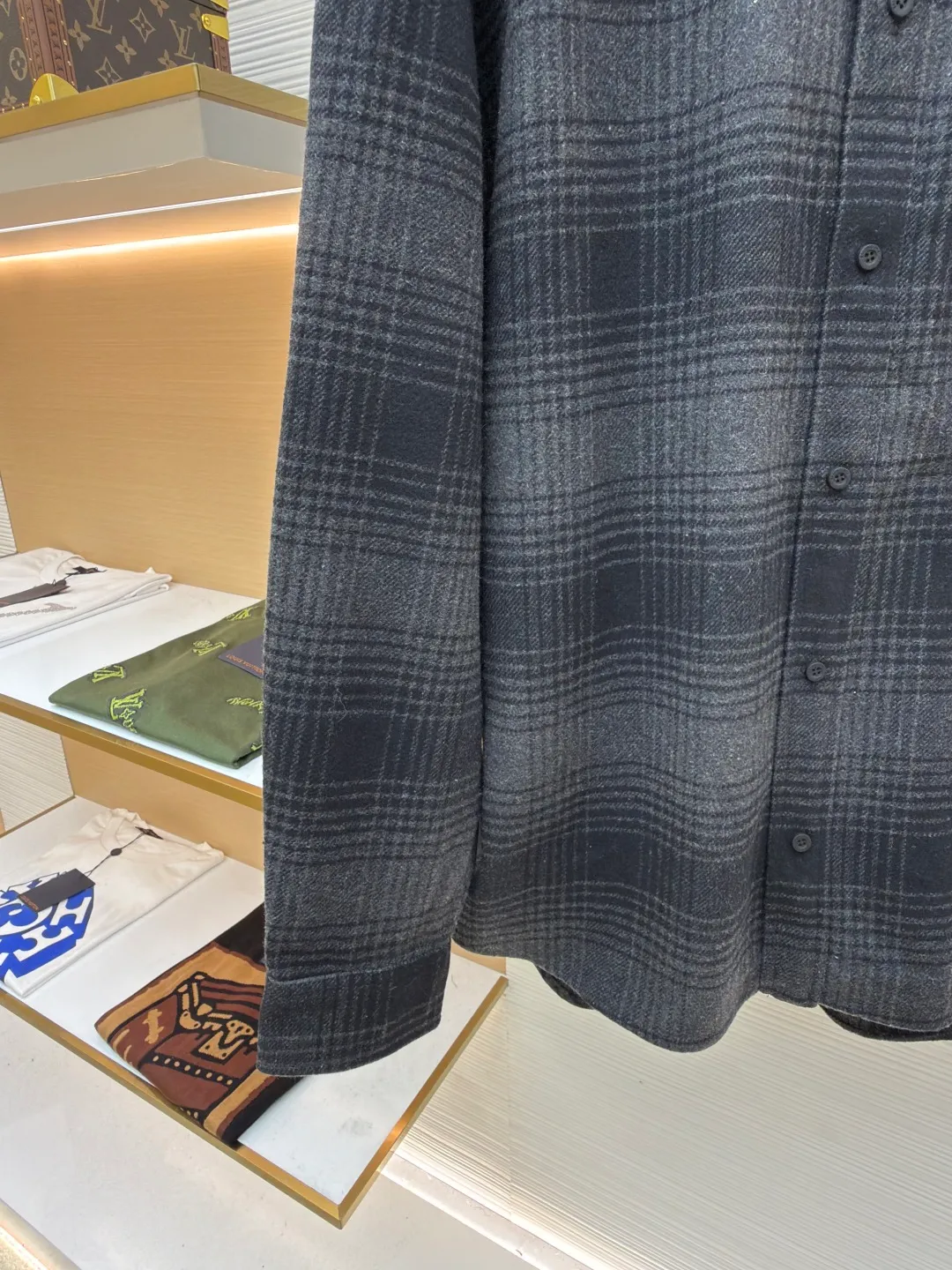 Balenciaga vinyl monogram flannel shirt ●Original version: Purchased and developed for 12300 ●Item number: 1680783-C10 ●Fabric: wool blended fabric ●Technology: Adhesive production ●Version: loose fit ●Weight: about 855 grams ●Size: 0-1-2-3 ●Description: Made of wool blended woolen fabric, the yarn composition is 30% wool + 70% polyester fiber, open-end spinning yarn, using a rapier yarn-dyed jacquard machine to weave the gray cloth, the gray cloth is velvet-brushed after needle nipping, and then cut and washed to produce the finished fabric. The overall wiring is straight and delicate, the fabric is comfortable and soft, and the color is consistent without color difference. It can be matched with the same style to create a fashionable look and control various occasions. Customized accessories, complete with three standards, same style for men and women!