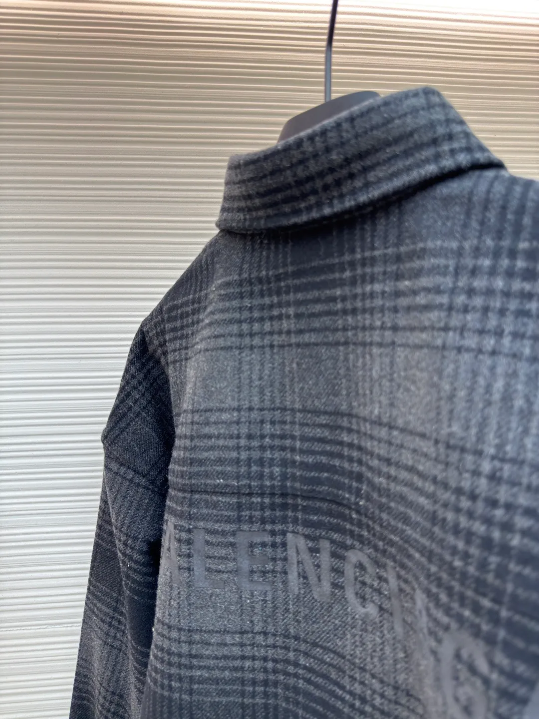 Balenciaga vinyl monogram flannel shirt ●Original version: Purchased and developed for 12300 ●Item number: 1680783-C10 ●Fabric: wool blended fabric ●Technology: Adhesive production ●Version: loose fit ●Weight: about 855 grams ●Size: 0-1-2-3 ●Description: Made of wool blended woolen fabric, the yarn composition is 30% wool + 70% polyester fiber, open-end spinning yarn, using a rapier yarn-dyed jacquard machine to weave the gray cloth, the gray cloth is velvet-brushed after needle nipping, and then cut and washed to produce the finished fabric. The overall wiring is straight and delicate, the fabric is comfortable and soft, and the color is consistent without color difference. It can be matched with the same style to create a fashionable look and control various occasions. Customized accessories, complete with three standards, same style for men and women!