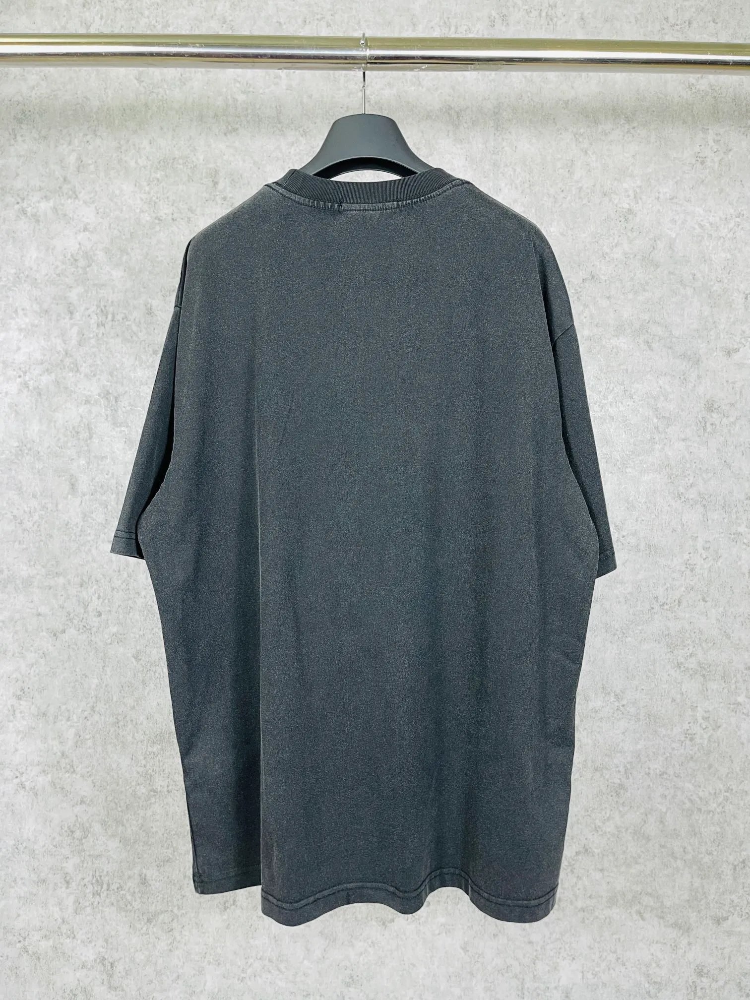 🅿️186 Real photos [Top version. Official website quality] BALENCI*GA/Paris #BB letters classic LOGO embroidery washed and distressed short-sleeved T-shirt #brick cabinet synchronization. The fabric is made of Paris ZP custom-woven and dyed cotton double yarn. Weighing 260 grams, the cloth surface is clean. The cloth pattern is clear, soft and comfortable. The color fastness is good. It is not easy to change color. The threads are dyed with no color difference. The classic LOGO letter embroidery uses imported embroidery machines, and the embroidery thread uses imported matte light, which is soft to the touch, does not pierce the flesh, and the letters are three-dimensional and full. It is produced in Jubie market based on pictures. Comparisons welcome. The finished product is washed and aged. The letters are clear. The three-dimensional effect is strong. The version adopts the OS loose shoulder design. The same style for men and women. Coding: BL223062 Color: washed black, brown Size: XS to L