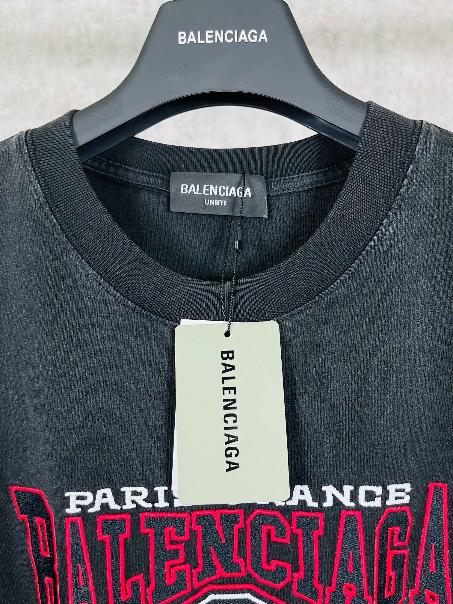 🅿️186 Real photos [Top version. Official website quality] BALENCI*GA/Paris #BB letters classic LOGO embroidery washed and distressed short-sleeved T-shirt #brick cabinet synchronization. The fabric is made of Paris ZP custom-woven and dyed cotton double yarn. Weighing 260 grams, the cloth surface is clean. The cloth pattern is clear, soft and comfortable. The color fastness is good. It is not easy to change color. The threads are dyed with no color difference. The classic LOGO letter embroidery uses imported embroidery machines, and the embroidery thread uses imported matte light, which is soft to the touch, does not pierce the flesh, and the letters are three-dimensional and full. It is produced in Jubie market based on pictures. Comparisons welcome. The finished product is washed and aged. The letters are clear. The three-dimensional effect is strong. The version adopts the OS loose shoulder design. The same style for men and women. Coding: BL223062 Color: washed black, brown Size: XS to L