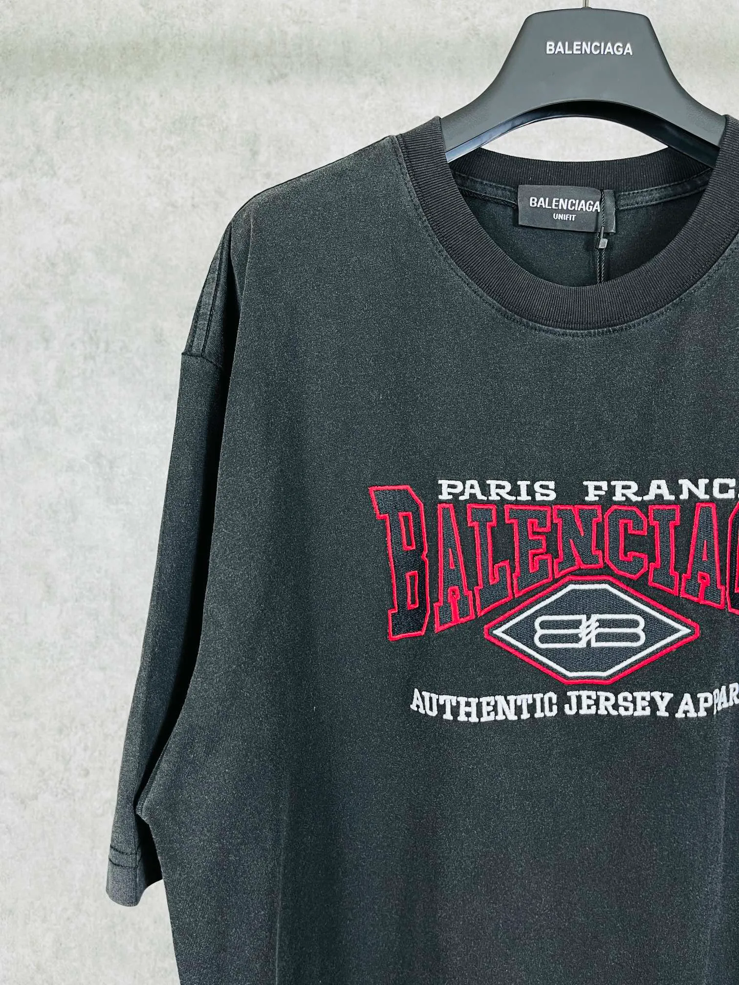 🅿️186 Real photos [Top version. Official website quality] BALENCI*GA/Paris #BB letters classic LOGO embroidery washed and distressed short-sleeved T-shirt #brick cabinet synchronization. The fabric is made of Paris ZP custom-woven and dyed cotton double yarn. Weighing 260 grams, the cloth surface is clean. The cloth pattern is clear, soft and comfortable. The color fastness is good. It is not easy to change color. The threads are dyed with no color difference. The classic LOGO letter embroidery uses imported embroidery machines, and the embroidery thread uses imported matte light, which is soft to the touch, does not pierce the flesh, and the letters are three-dimensional and full. It is produced in Jubie market based on pictures. Comparisons welcome. The finished product is washed and aged. The letters are clear. The three-dimensional effect is strong. The version adopts the OS loose shoulder design. The same style for men and women. Coding: BL223062 Color: washed black, brown Size: XS to L