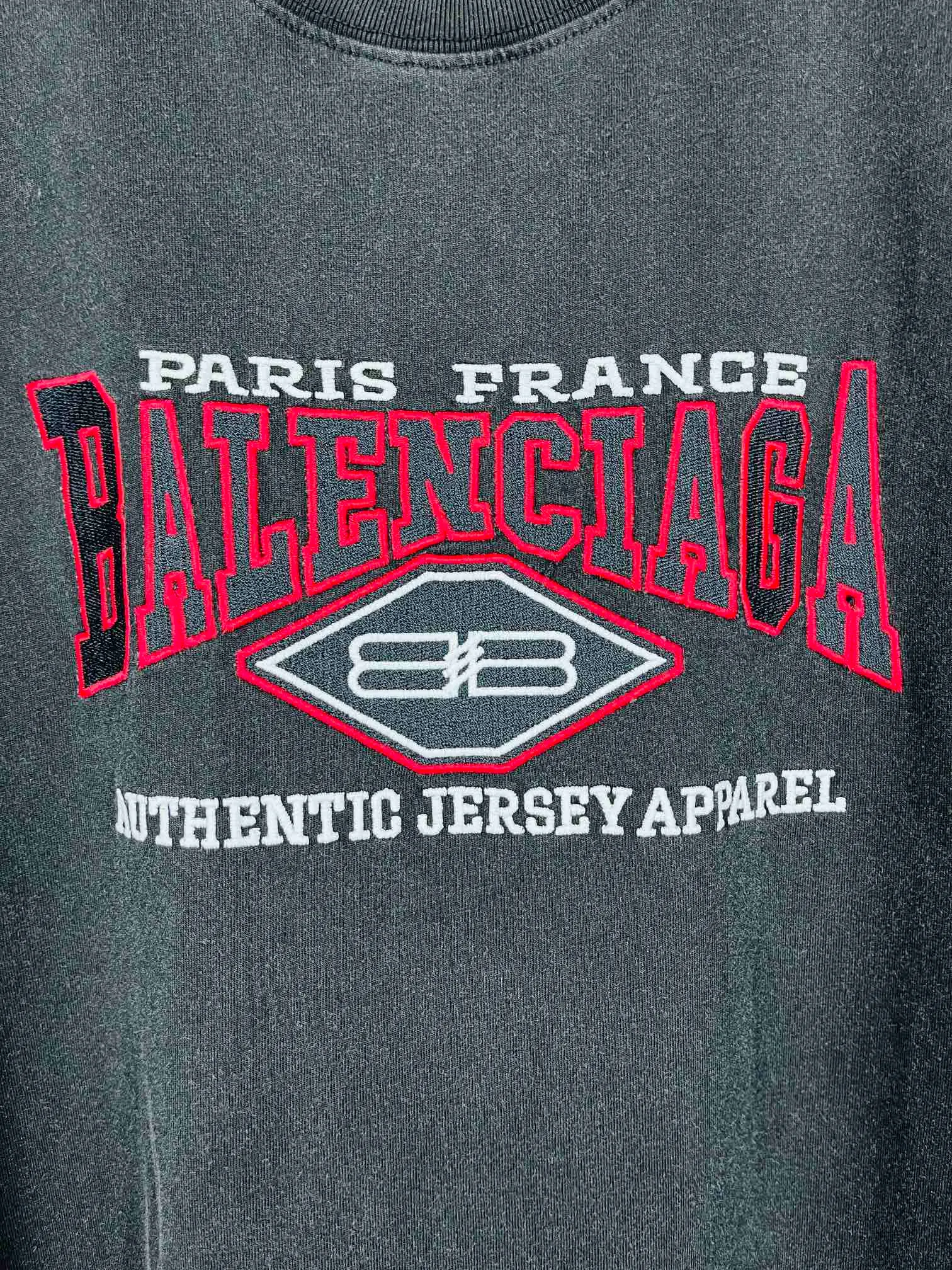 🅿️186 Real photos [Top version. Official website quality] BALENCI*GA/Paris #BB letters classic LOGO embroidery washed and distressed short-sleeved T-shirt #brick cabinet synchronization. The fabric is made of Paris ZP custom-woven and dyed cotton double yarn. Weighing 260 grams, the cloth surface is clean. The cloth pattern is clear, soft and comfortable. The color fastness is good. It is not easy to change color. The threads are dyed with no color difference. The classic LOGO letter embroidery uses imported embroidery machines, and the embroidery thread uses imported matte light, which is soft to the touch, does not pierce the flesh, and the letters are three-dimensional and full. It is produced in Jubie market based on pictures. Comparisons welcome. The finished product is washed and aged. The letters are clear. The three-dimensional effect is strong. The version adopts the OS loose shoulder design. The same style for men and women. Coding: BL223062 Color: washed black, brown Size: XS to L