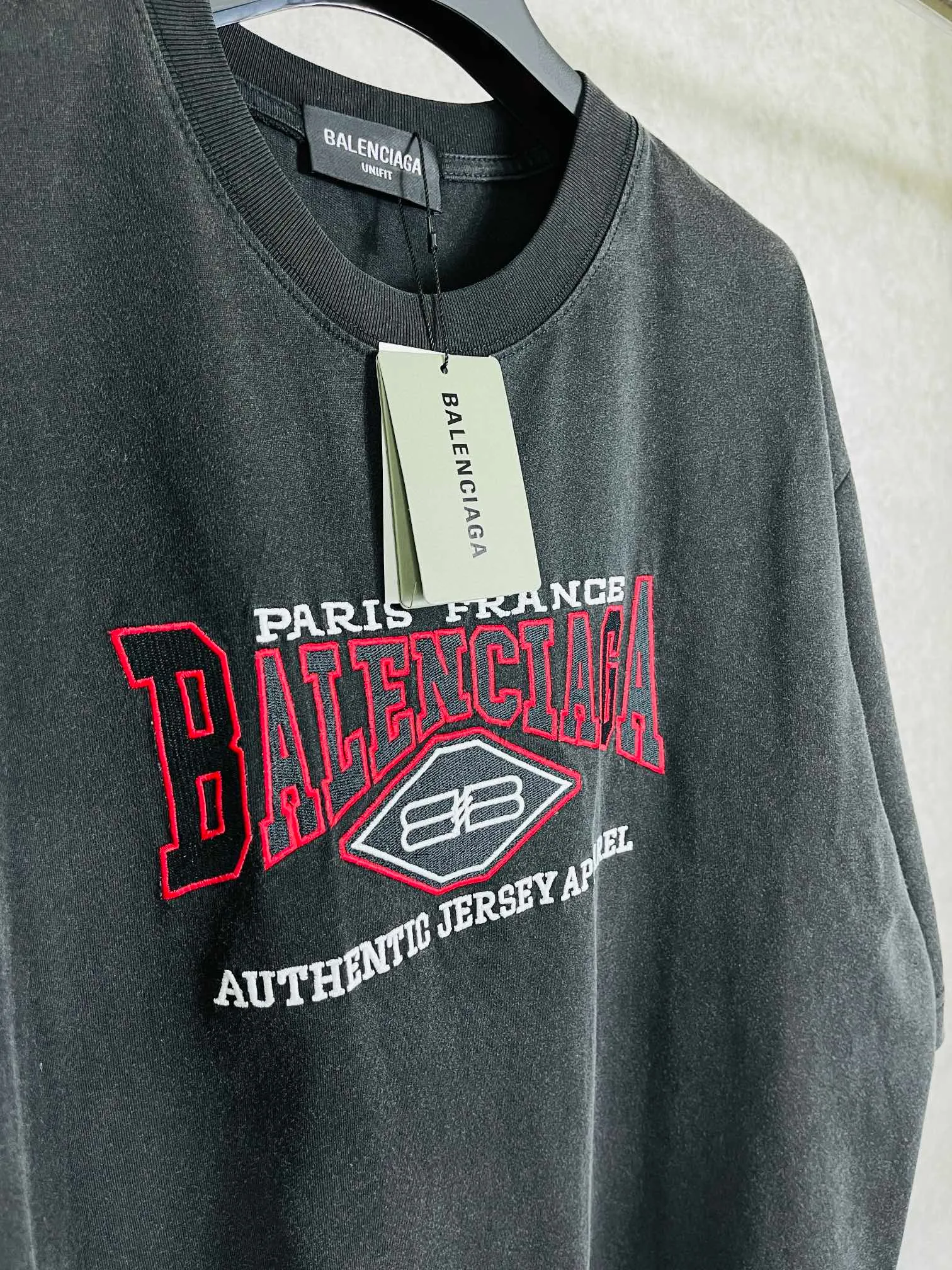 🅿️186 Real photos [Top version. Official website quality] BALENCI*GA/Paris #BB letters classic LOGO embroidery washed and distressed short-sleeved T-shirt #brick cabinet synchronization. The fabric is made of Paris ZP custom-woven and dyed cotton double yarn. Weighing 260 grams, the cloth surface is clean. The cloth pattern is clear, soft and comfortable. The color fastness is good. It is not easy to change color. The threads are dyed with no color difference. The classic LOGO letter embroidery uses imported embroidery machines, and the embroidery thread uses imported matte light, which is soft to the touch, does not pierce the flesh, and the letters are three-dimensional and full. It is produced in Jubie market based on pictures. Comparisons welcome. The finished product is washed and aged. The letters are clear. The three-dimensional effect is strong. The version adopts the OS loose shoulder design. The same style for men and women. Coding: BL223062 Color: washed black, brown Size: XS to L
