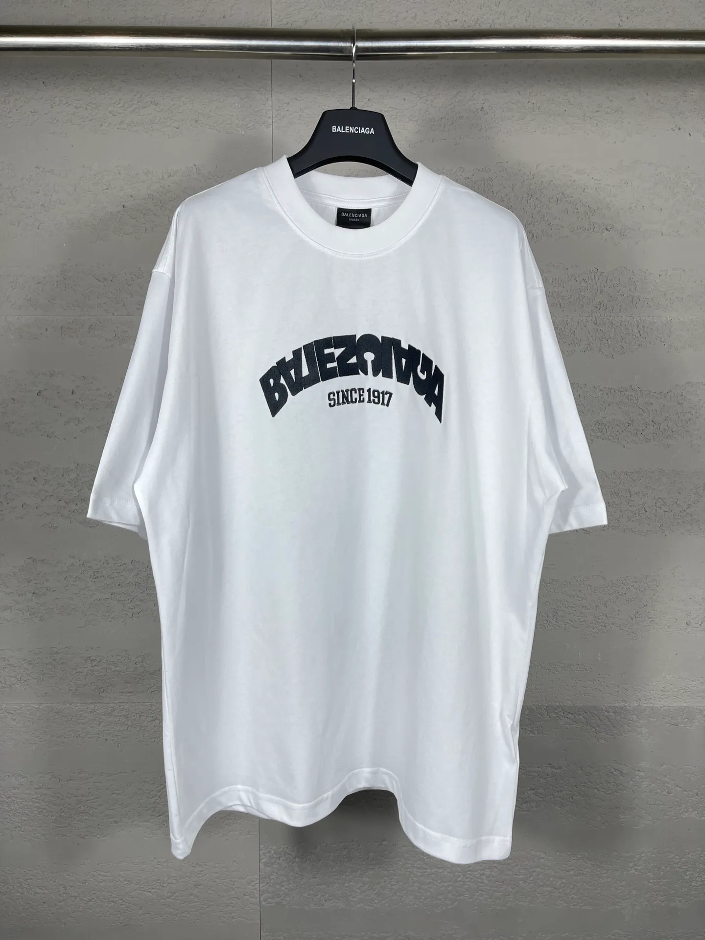 🅿️180 real photos [Top version. Official website quality] BALENCI*GA/Paris BALENCI*GA#2024 latest model, large reverse letter LOGO icon embroidered short-sleeved T-shirt. Brick cabinet synchronization. Genuine products are developed and developed in the first time. Welcome to compare! The fabric is made of Paris ZP custom-woven and dyed 100% cotton double-yarn compact cotton. The weight is 260 grams. The cloth surface is clean. The cloth pattern is clear. It is soft and comfortable. It has good color fastness and is not easy to change color. The threads are woven and dyed with no color difference. The embroidery is done using an imported Tajima embroidery machine, with a three-dimensional effect and clear lines. There are no burrs and miscellaneous threads, and the embroidery is of ultra-high craftsmanship. The version adopts OS loose shoulder design. Same style for men and women. Code: BL223215 Color: Black. White Size: XS to L