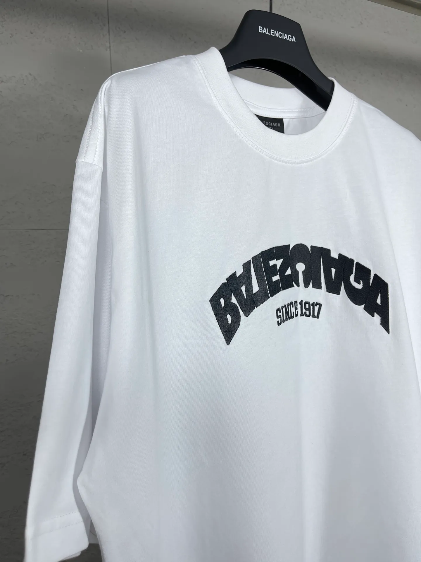 🅿️180 real photos [Top version. Official website quality] BALENCI*GA/Paris BALENCI*GA#2024 latest model, large reverse letter LOGO icon embroidered short-sleeved T-shirt. Brick cabinet synchronization. Genuine products are developed and developed in the first time. Welcome to compare! The fabric is made of Paris ZP custom-woven and dyed 100% cotton double-yarn compact cotton. The weight is 260 grams. The cloth surface is clean. The cloth pattern is clear. It is soft and comfortable. It has good color fastness and is not easy to change color. The threads are woven and dyed with no color difference. The embroidery is done using an imported Tajima embroidery machine, with a three-dimensional effect and clear lines. There are no burrs and miscellaneous threads, and the embroidery is of ultra-high craftsmanship. The version adopts OS loose shoulder design. Same style for men and women. Code: BL223215 Color: Black. White Size: XS to L