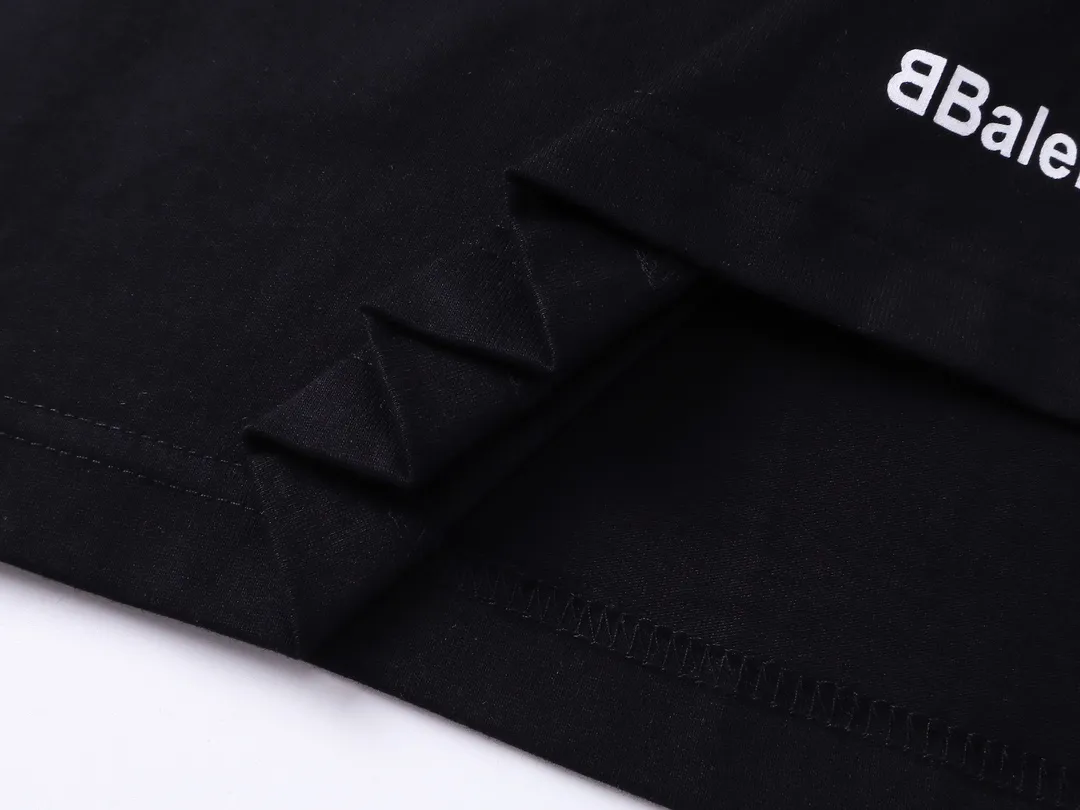 🅿️300 real photos [Top version. Official website quality] BALENCI*GA/Paris new model. Co-branded football sportswear LOGO embroidered printed long-sleeved T-shirt # The whole piece of clothing is stitched with multiple stitching edges. The craftsmanship is extremely complex and the market currency is very different. Welcome to compare 🆚. The fabric is made of Paris ZP custom-woven and dyed cotton double yarn. Weighing 260 grams, the cloth surface is clean. The cloth pattern is clear, soft and comfortable. The threads are dyed with no color difference. The classic pattern embroidery is embroidered by Tajima imported embroidery machine, and the printing uses imported glue. The letters are clear, three-dimensional and without burrs. Jubie market produces pictures based on pictures. Welcome to compare. The version adopts OS loose shoulder design. Same style for men and women. Code: BL225036 Color: black, white, pink, red, fluorescent yellow Size: XS S M L