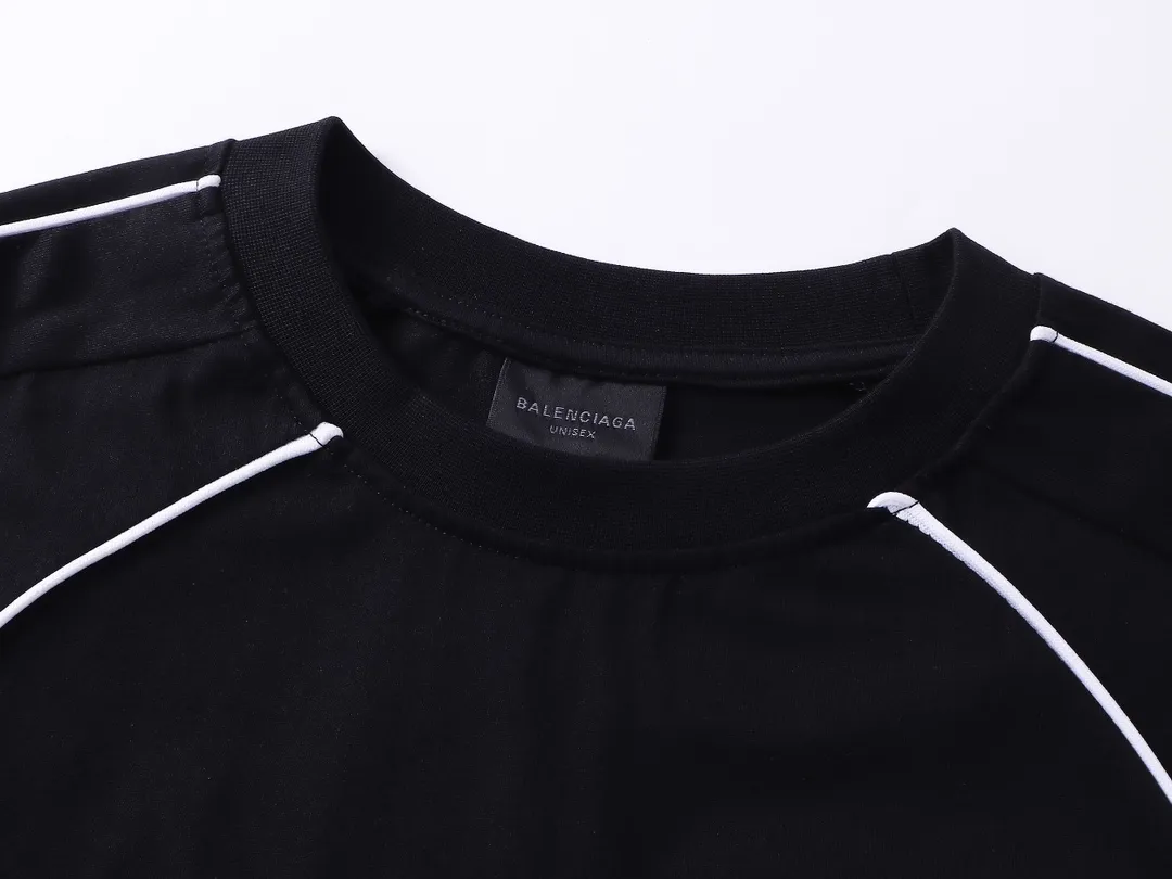 🅿️300 real photos [Top version. Official website quality] BALENCI*GA/Paris new model. Co-branded football sportswear LOGO embroidered printed long-sleeved T-shirt # The whole piece of clothing is stitched with multiple stitching edges. The craftsmanship is extremely complex and the market currency is very different. Welcome to compare 🆚. The fabric is made of Paris ZP custom-woven and dyed cotton double yarn. Weighing 260 grams, the cloth surface is clean. The cloth pattern is clear, soft and comfortable. The threads are dyed with no color difference. The classic pattern embroidery is embroidered by Tajima imported embroidery machine, and the printing uses imported glue. The letters are clear, three-dimensional and without burrs. Jubie market produces pictures based on pictures. Welcome to compare. The version adopts OS loose shoulder design. Same style for men and women. Code: BL225036 Color: black, white, pink, red, fluorescent yellow Size: XS S M L