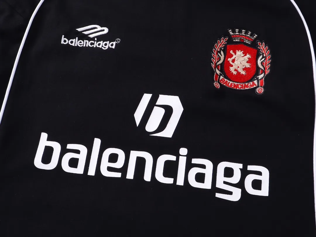 🅿️300 real photos [Top version. Official website quality] BALENCI*GA/Paris new model. Co-branded football sportswear LOGO embroidered printed long-sleeved T-shirt # The whole piece of clothing is stitched with multiple stitching edges. The craftsmanship is extremely complex and the market currency is very different. Welcome to compare 🆚. The fabric is made of Paris ZP custom-woven and dyed cotton double yarn. Weighing 260 grams, the cloth surface is clean. The cloth pattern is clear, soft and comfortable. The threads are dyed with no color difference. The classic pattern embroidery is embroidered by Tajima imported embroidery machine, and the printing uses imported glue. The letters are clear, three-dimensional and without burrs. Jubie market produces pictures based on pictures. Welcome to compare. The version adopts OS loose shoulder design. Same style for men and women. Code: BL225036 Color: black, white, pink, red, fluorescent yellow Size: XS S M L
