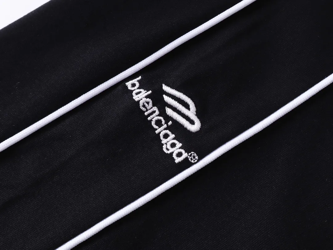 🅿️300 real photos [Top version. Official website quality] BALENCI*GA/Paris new model. Co-branded football sportswear LOGO embroidered printed long-sleeved T-shirt # The whole piece of clothing is stitched with multiple stitching edges. The craftsmanship is extremely complex and the market currency is very different. Welcome to compare 🆚. The fabric is made of Paris ZP custom-woven and dyed cotton double yarn. Weighing 260 grams, the cloth surface is clean. The cloth pattern is clear, soft and comfortable. The threads are dyed with no color difference. The classic pattern embroidery is embroidered by Tajima imported embroidery machine, and the printing uses imported glue. The letters are clear, three-dimensional and without burrs. Jubie market produces pictures based on pictures. Welcome to compare. The version adopts OS loose shoulder design. Same style for men and women. Code: BL225036 Color: black, white, pink, red, fluorescent yellow Size: XS S M L
