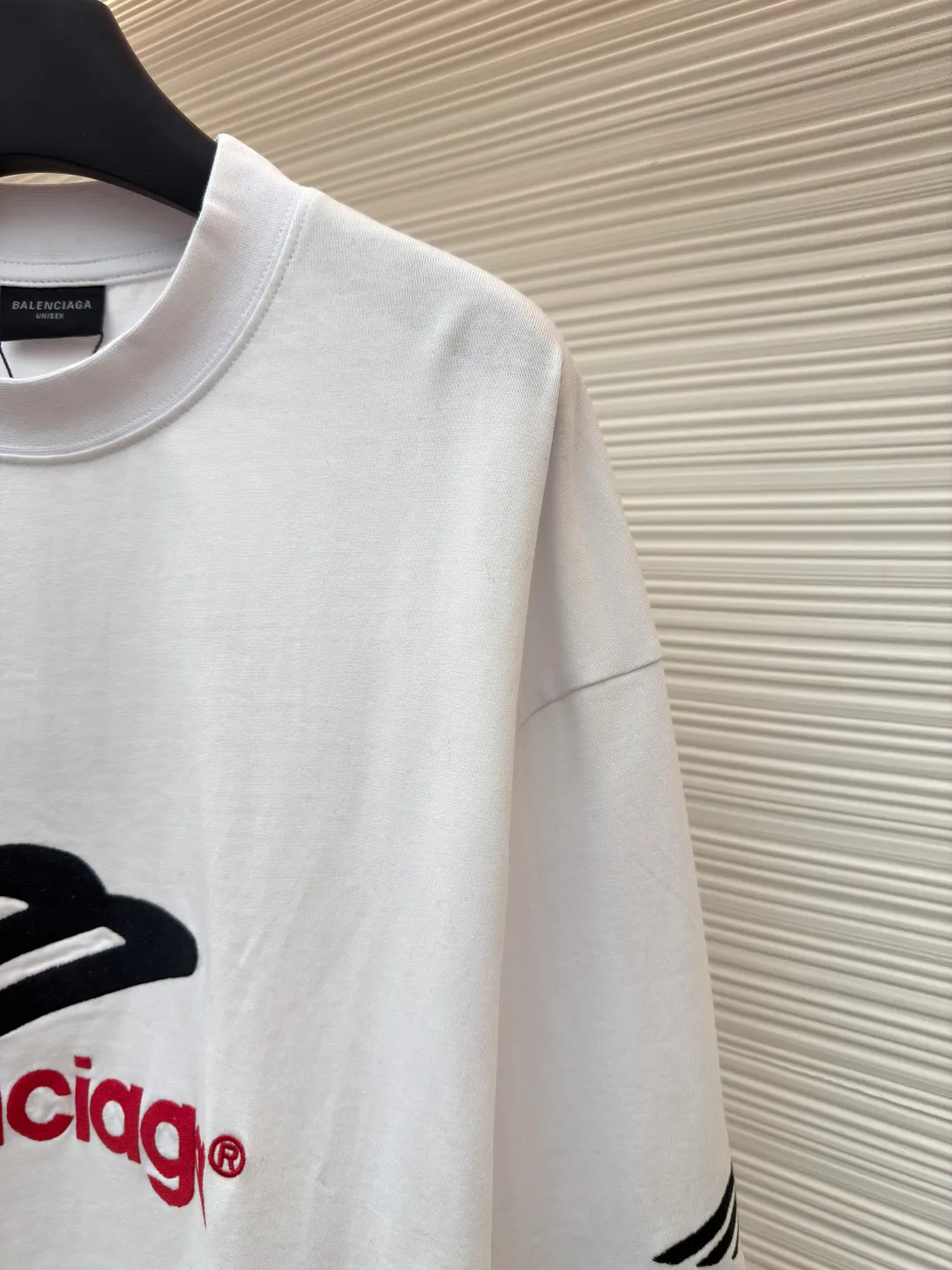 Balenciaga letter embroidered round neck long sleeves ●Original version: Purchased and developed by 8959 ●Item number: 1681820-A30 ●Fabric: pure cotton fabric ●Technology: embroidery production ●Color: white ●Version: loose fit ●Weight: about 430 grams ●Size: XS-S-M-L ●Description: This Balenciaga dark gray long-sleeved top is made of heavyweight pure cotton fabric and has been treated with distressed washing to give it a soft matte texture, taking into account both comfort and stiffness. The core logo on the body adopts three-dimensional towel embroidery technology: the red brand symbol and white letter embroidery are full and three-dimensional, with clear texture and not easy to fall off; the cuffs are matched with the same series of embroidered logos, and the details echo the overall design. The neckline has a half-high ribbed structure, and elastic knitting ensures a good fit; the body is cut in a loose-shoulder style, with neat stitching and fine hemming on the edges. It not only retains the casualness of street style, but also embodies the craftsmanship of luxury items. The overall wiring is straight and delicate, the fabric is comfortable and soft, and the color is consistent without color difference. It can be matched with the same style to create a fashionable look and control various occasions. Customized accessories, complete with three standards, same style for men and women!