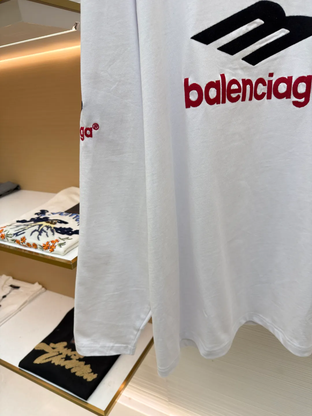 Balenciaga letter embroidered round neck long sleeves ●Original version: Purchased and developed by 8959 ●Item number: 1681820-A30 ●Fabric: pure cotton fabric ●Technology: embroidery production ●Color: white ●Version: loose fit ●Weight: about 430 grams ●Size: XS-S-M-L ●Description: This Balenciaga dark gray long-sleeved top is made of heavyweight pure cotton fabric and has been treated with distressed washing to give it a soft matte texture, taking into account both comfort and stiffness. The core logo on the body adopts three-dimensional towel embroidery technology: the red brand symbol and white letter embroidery are full and three-dimensional, with clear texture and not easy to fall off; the cuffs are matched with the same series of embroidered logos, and the details echo the overall design. The neckline has a half-high ribbed structure, and elastic knitting ensures a good fit; the body is cut in a loose-shoulder style, with neat stitching and fine hemming on the edges. It not only retains the casualness of street style, but also embodies the craftsmanship of luxury items. The overall wiring is straight and delicate, the fabric is comfortable and soft, and the color is consistent without color difference. It can be matched with the same style to create a fashionable look and control various occasions. Customized accessories, complete with three standards, same style for men and women!