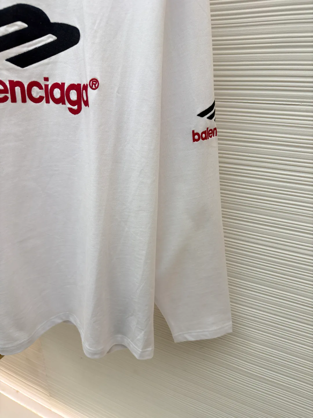 Balenciaga letter embroidered round neck long sleeves ●Original version: Purchased and developed by 8959 ●Item number: 1681820-A30 ●Fabric: pure cotton fabric ●Technology: embroidery production ●Color: white ●Version: loose fit ●Weight: about 430 grams ●Size: XS-S-M-L ●Description: This Balenciaga dark gray long-sleeved top is made of heavyweight pure cotton fabric and has been treated with distressed washing to give it a soft matte texture, taking into account both comfort and stiffness. The core logo on the body adopts three-dimensional towel embroidery technology: the red brand symbol and white letter embroidery are full and three-dimensional, with clear texture and not easy to fall off; the cuffs are matched with the same series of embroidered logos, and the details echo the overall design. The neckline has a half-high ribbed structure, and elastic knitting ensures a good fit; the body is cut in a loose-shoulder style, with neat stitching and fine hemming on the edges. It not only retains the casualness of street style, but also embodies the craftsmanship of luxury items. The overall wiring is straight and delicate, the fabric is comfortable and soft, and the color is consistent without color difference. It can be matched with the same style to create a fashionable look and control various occasions. Customized accessories, complete with three standards, same style for men and women!