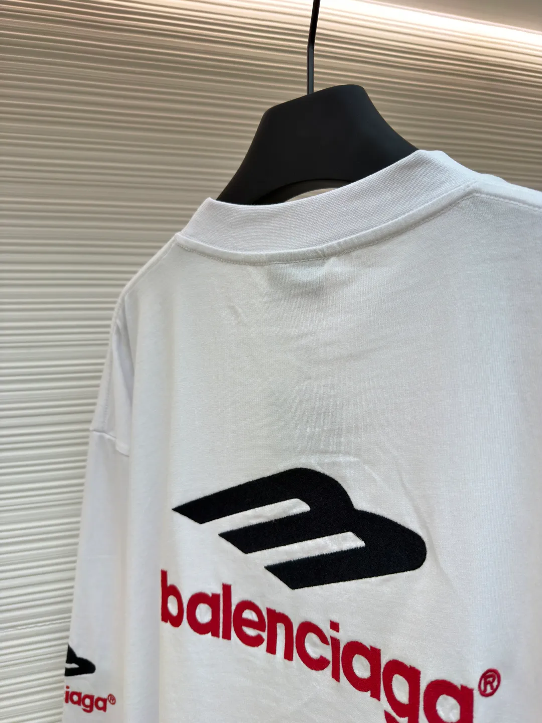 Balenciaga letter embroidered round neck long sleeves ●Original version: Purchased and developed by 8959 ●Item number: 1681820-A30 ●Fabric: pure cotton fabric ●Technology: embroidery production ●Color: white ●Version: loose fit ●Weight: about 430 grams ●Size: XS-S-M-L ●Description: This Balenciaga dark gray long-sleeved top is made of heavyweight pure cotton fabric and has been treated with distressed washing to give it a soft matte texture, taking into account both comfort and stiffness. The core logo on the body adopts three-dimensional towel embroidery technology: the red brand symbol and white letter embroidery are full and three-dimensional, with clear texture and not easy to fall off; the cuffs are matched with the same series of embroidered logos, and the details echo the overall design. The neckline has a half-high ribbed structure, and elastic knitting ensures a good fit; the body is cut in a loose-shoulder style, with neat stitching and fine hemming on the edges. It not only retains the casualness of street style, but also embodies the craftsmanship of luxury items. The overall wiring is straight and delicate, the fabric is comfortable and soft, and the color is consistent without color difference. It can be matched with the same style to create a fashionable look and control various occasions. Customized accessories, complete with three standards, same style for men and women!