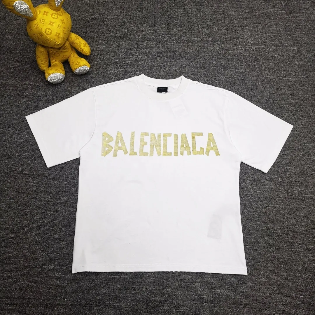 [Breaking new arrival] Top quality BALENCIAGA Paris spring and summer latest tape print washed and worn male and female couple star same style short sleeves 23ss tape tye black retro plain fabric medium version short sleeves Paris' new season's products have added the elements of artistic tape stickers, hot rhinestones and post-it notes, changing the previous minimalist printing style, this time the creativity is really laborious. The micro-OS style is friendly to both men and women. The fixed yarn and washed cotton are soft and waxy and resistant to damage. The slightly distressed worn details are a no-brainer for me who likes 𝐕𝐢𝐧𝐭𝐚𝐠𝐞. There are two styles of front and back printing. The front is like paper tape, and the back is a bright yellow graffiti painting effect, which has a strong impact on people. It looks great with denim overalls, and it’s super cool for girls to wear it with their lower body missing. Original custom-woven and dyed pure cotton material, heavily distressed. Counter 1/1; This product has a unisex design. The same oversize version for men and women·Tape Type logo on the front and back. It is characterized by heavy wear and washable effect. P; 140 Size: XS-L Color: White P: 280
