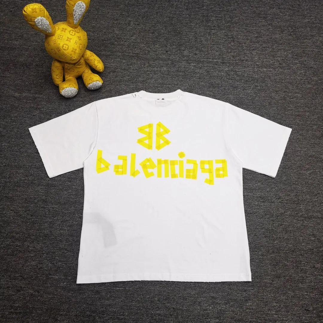 [Breaking new arrival] Top quality BALENCIAGA Paris spring and summer latest tape print washed and worn male and female couple star same style short sleeves 23ss tape tye black retro plain fabric medium version short sleeves Paris' new season's products have added the elements of artistic tape stickers, hot rhinestones and post-it notes, changing the previous minimalist printing style, this time the creativity is really laborious. The micro-OS style is friendly to both men and women. The fixed yarn and washed cotton are soft and waxy and resistant to damage. The slightly distressed worn details are a no-brainer for me who likes 𝐕𝐢𝐧𝐭𝐚𝐠𝐞. There are two styles of front and back printing. The front is like paper tape, and the back is a bright yellow graffiti painting effect, which has a strong impact on people. It looks great with denim overalls, and it’s super cool for girls to wear it with their lower body missing. Original custom-woven and dyed pure cotton material, heavily distressed. Counter 1/1; This product has a unisex design. The same oversize version for men and women·Tape Type logo on the front and back. It is characterized by heavy wear and washable effect. P; 140 Size: XS-L Color: White P: 280