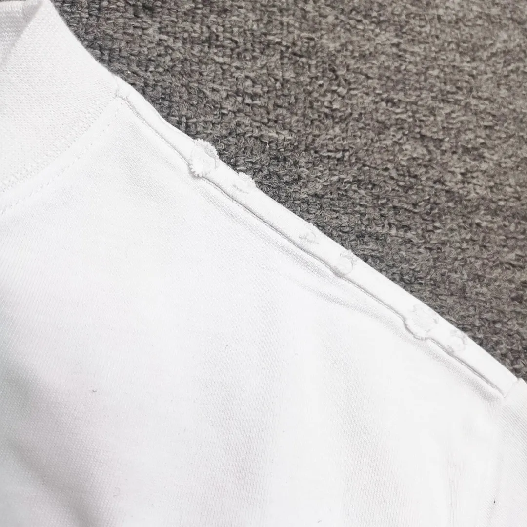 [Breaking new arrival] Top quality BALENCIAGA Paris spring and summer latest tape print washed and worn male and female couple star same style short sleeves 23ss tape tye black retro plain fabric medium version short sleeves Paris' new season's products have added the elements of artistic tape stickers, hot rhinestones and post-it notes, changing the previous minimalist printing style, this time the creativity is really laborious. The micro-OS style is friendly to both men and women. The fixed yarn and washed cotton are soft and waxy and resistant to damage. The slightly distressed worn details are a no-brainer for me who likes 𝐕𝐢𝐧𝐭𝐚𝐠𝐞. There are two styles of front and back printing. The front is like paper tape, and the back is a bright yellow graffiti painting effect, which has a strong impact on people. It looks great with denim overalls, and it’s super cool for girls to wear it with their lower body missing. Original custom-woven and dyed pure cotton material, heavily distressed. Counter 1/1; This product has a unisex design. The same oversize version for men and women·Tape Type logo on the front and back. It is characterized by heavy wear and washable effect. P; 140 Size: XS-L Color: White P: 280