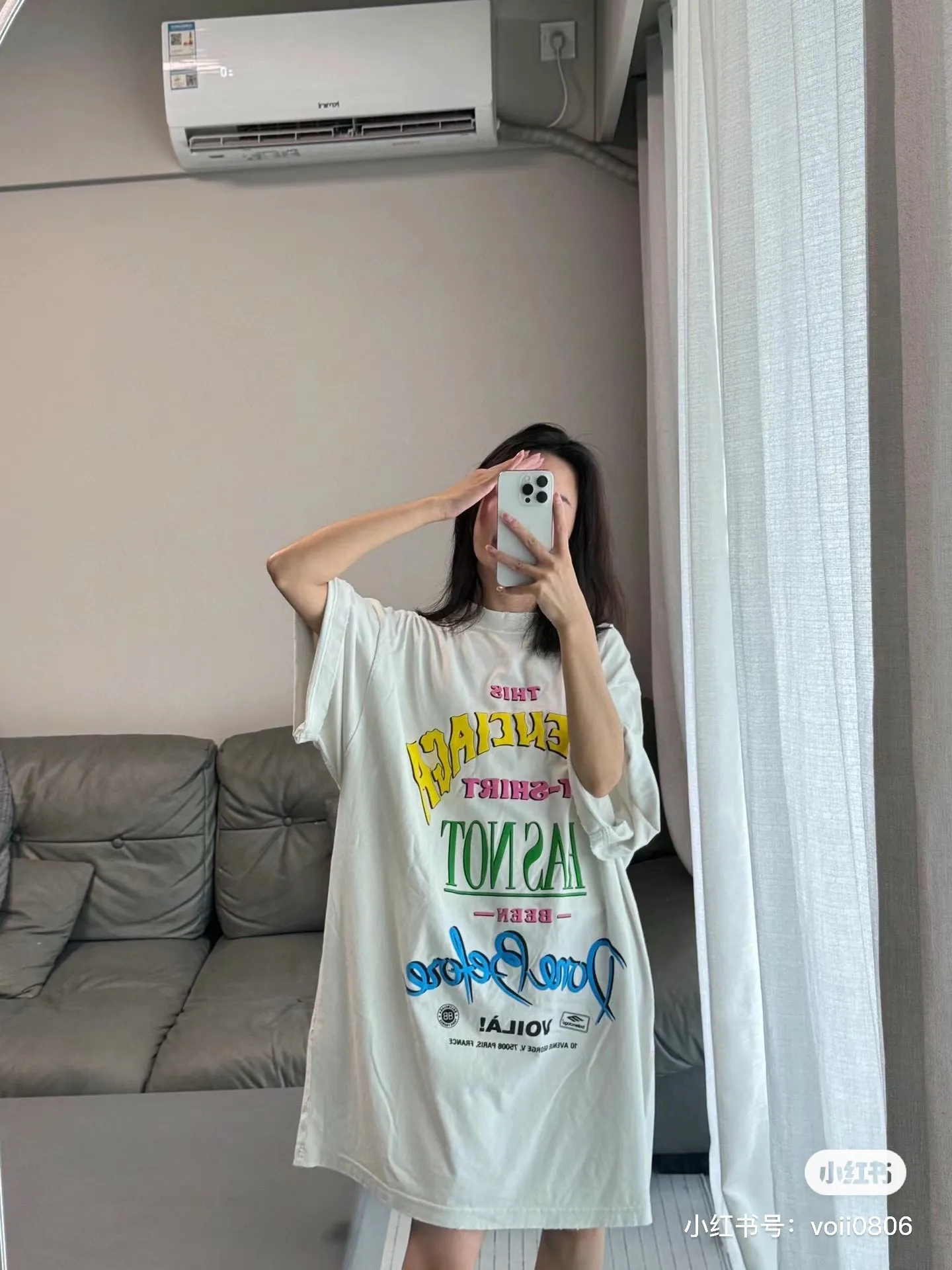 ♻️💯Upper body reference model picture❤️【New arrival】Top version - BALENCIAGA - Bien foam printed round neck short sleeves, original development of custom-woven fabrics, washed and washed, high weight 280 grams of fabric, full texture, clean cloth surface, soft and comfortable. Solona thread custom dyeing without color difference Retro jersey fabric, neutral style, round neck short sleeves, front decorated with not been done artwork print, destroyed style washed and faded effect, retro jersey fabric, made of 15s fine cotton plain weave; matched with 32s double yarn stretcher thread. Fine cotton fabrics usually have better moisture absorption, breathability, warmth retention and wear resistance, and are also softer and smoother. Vintage cotton fabric is a relatively thick cotton fabric with a retro-style tone, and has been carefully processed and processed to have excellent texture and performance. Due to fine processing, the fine cotton fabric is relatively light and thin, feels soft and comfortable, and fits the skin very well when worn. The front is decorated with not been done artwork printing, strong fastness anti-sublimation multi-color suede foam printing is a special printing process designed to provide high-strength printing effect and prevent color sublimation and diffusion. Made through precise formula and controlled process, it not only provides rich and full color effects, but also meets the fastness requirements, ensuring that it will not fade or be damaged easily. The foaming pulp has excellent foaming performance and can form a unique suede effect, which increases the softness and elasticity of the printing surface and makes the colors more vivid and layered. Drying and fixing are done through processes such as specific heating or UV curing. Make sure that the foaming pulp is tightly combined with the fabric to form a strong and elastic thin layer. High collar, oversize loose fit, oversize loose silhouette design, basic round neckline with dropped shoulder line, vertical pit woven code from top to bottom, collar, cuffs, and hem all have ruffles, and sleeve length is longer to highlight the details. The thickness of the ready-made garment is the same as the original version, and it is additionally shaped to make the upper body wider and not easily deformed. Color: pink black active white code number: XS-L P: 300
