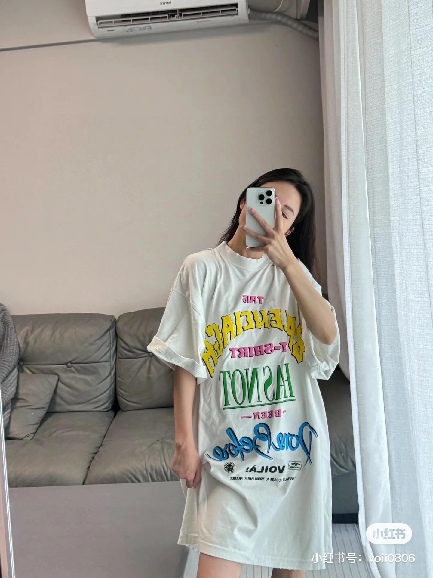 ♻️💯Upper body reference model picture❤️【New arrival】Top version - BALENCIAGA - Bien foam printed round neck short sleeves, original development of custom-woven fabrics, washed and washed, high weight 280 grams of fabric, full texture, clean cloth surface, soft and comfortable. Solona thread custom dyeing without color difference Retro jersey fabric, neutral style, round neck short sleeves, front decorated with not been done artwork print, destroyed style washed and faded effect, retro jersey fabric, made of 15s fine cotton plain weave; matched with 32s double yarn stretcher thread. Fine cotton fabrics usually have better moisture absorption, breathability, warmth retention and wear resistance, and are also softer and smoother. Vintage cotton fabric is a relatively thick cotton fabric with a retro-style tone, and has been carefully processed and processed to have excellent texture and performance. Due to fine processing, the fine cotton fabric is relatively light and thin, feels soft and comfortable, and fits the skin very well when worn. The front is decorated with not been done artwork printing, strong fastness anti-sublimation multi-color suede foam printing is a special printing process designed to provide high-strength printing effect and prevent color sublimation and diffusion. Made through precise formula and controlled process, it not only provides rich and full color effects, but also meets the fastness requirements, ensuring that it will not fade or be damaged easily. The foaming pulp has excellent foaming performance and can form a unique suede effect, which increases the softness and elasticity of the printing surface and makes the colors more vivid and layered. Drying and fixing are done through processes such as specific heating or UV curing. Make sure that the foaming pulp is tightly combined with the fabric to form a strong and elastic thin layer. High collar, oversize loose fit, oversize loose silhouette design, basic round neckline with dropped shoulder line, vertical pit woven code from top to bottom, collar, cuffs, and hem all have ruffles, and sleeve length is longer to highlight the details. The thickness of the ready-made garment is the same as the original version, and it is additionally shaped to make the upper body wider and not easily deformed. Color: pink black active white code number: XS-L P: 300