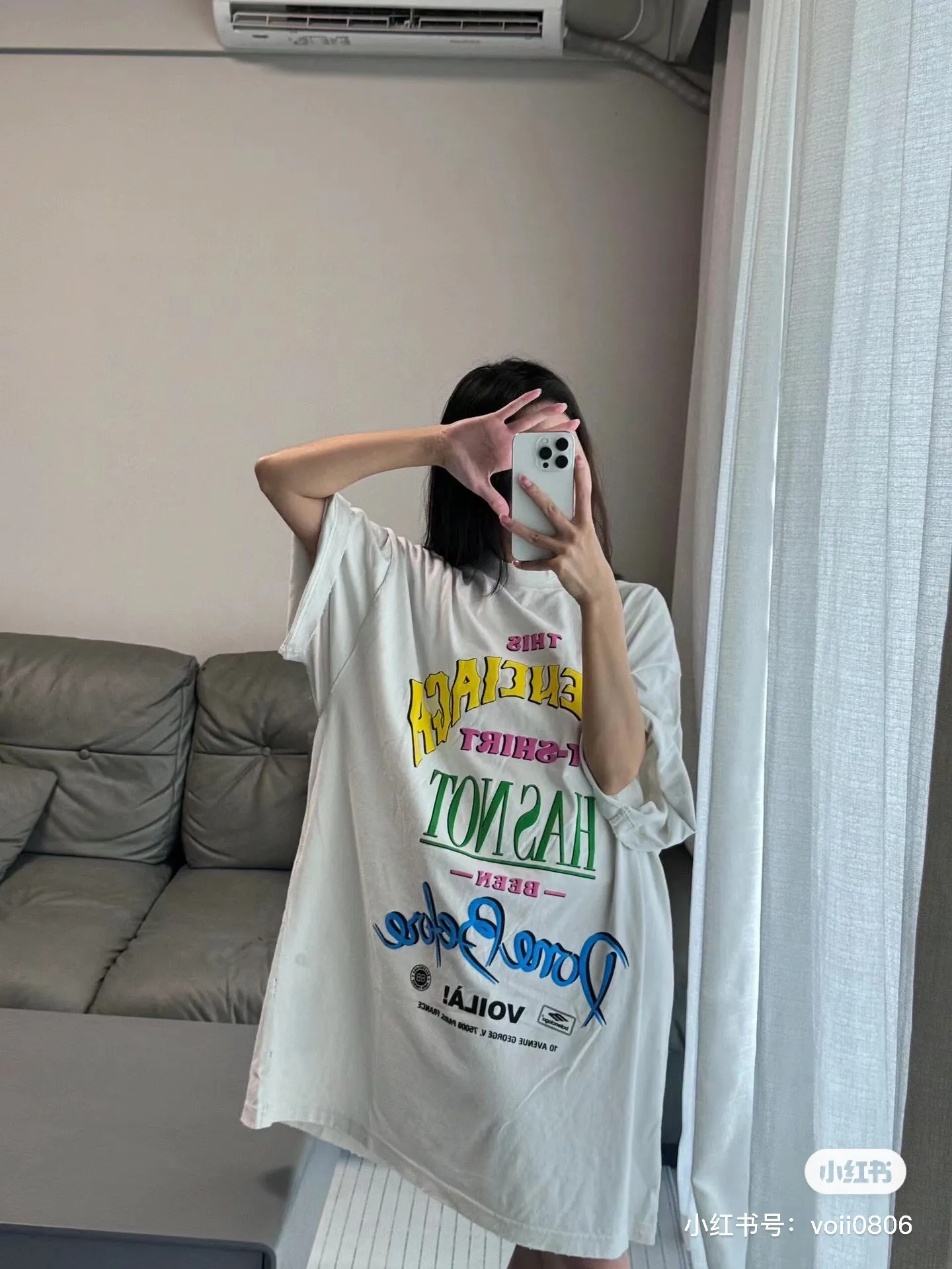 ♻️💯Upper body reference model picture❤️【New arrival】Top version - BALENCIAGA - Bien foam printed round neck short sleeves, original development of custom-woven fabrics, washed and washed, high weight 280 grams of fabric, full texture, clean cloth surface, soft and comfortable. Solona thread custom dyeing without color difference Retro jersey fabric, neutral style, round neck short sleeves, front decorated with not been done artwork print, destroyed style washed and faded effect, retro jersey fabric, made of 15s fine cotton plain weave; matched with 32s double yarn stretcher thread. Fine cotton fabrics usually have better moisture absorption, breathability, warmth retention and wear resistance, and are also softer and smoother. Vintage cotton fabric is a relatively thick cotton fabric with a retro-style tone, and has been carefully processed and processed to have excellent texture and performance. Due to fine processing, the fine cotton fabric is relatively light and thin, feels soft and comfortable, and fits the skin very well when worn. The front is decorated with not been done artwork printing, strong fastness anti-sublimation multi-color suede foam printing is a special printing process designed to provide high-strength printing effect and prevent color sublimation and diffusion. Made through precise formula and controlled process, it not only provides rich and full color effects, but also meets the fastness requirements, ensuring that it will not fade or be damaged easily. The foaming pulp has excellent foaming performance and can form a unique suede effect, which increases the softness and elasticity of the printing surface and makes the colors more vivid and layered. Drying and fixing are done through processes such as specific heating or UV curing. Make sure that the foaming pulp is tightly combined with the fabric to form a strong and elastic thin layer. High collar, oversize loose fit, oversize loose silhouette design, basic round neckline with dropped shoulder line, vertical pit woven code from top to bottom, collar, cuffs, and hem all have ruffles, and sleeve length is longer to highlight the details. The thickness of the ready-made garment is the same as the original version, and it is additionally shaped to make the upper body wider and not easily deformed. Color: pink black active white code number: XS-L P: 300