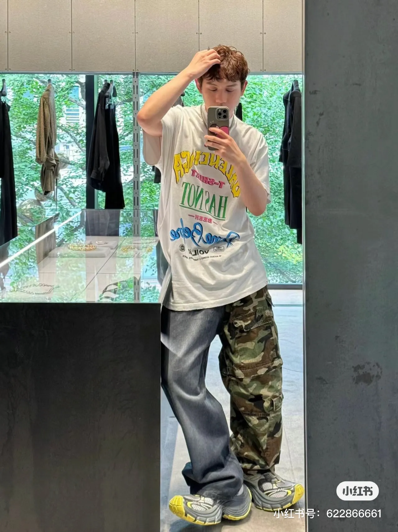 ♻️💯Upper body reference model picture❤️【New arrival】Top version - BALENCIAGA - Bien foam printed round neck short sleeves, original development of custom-woven fabrics, washed and washed, high weight 280 grams of fabric, full texture, clean cloth surface, soft and comfortable. Solona thread custom dyeing without color difference Retro jersey fabric, neutral style, round neck short sleeves, front decorated with not been done artwork print, destroyed style washed and faded effect, retro jersey fabric, made of 15s fine cotton plain weave; matched with 32s double yarn stretcher thread. Fine cotton fabrics usually have better moisture absorption, breathability, warmth retention and wear resistance, and are also softer and smoother. Vintage cotton fabric is a relatively thick cotton fabric with a retro-style tone, and has been carefully processed and processed to have excellent texture and performance. Due to fine processing, the fine cotton fabric is relatively light and thin, feels soft and comfortable, and fits the skin very well when worn. The front is decorated with not been done artwork printing, strong fastness anti-sublimation multi-color suede foam printing is a special printing process designed to provide high-strength printing effect and prevent color sublimation and diffusion. Made through precise formula and controlled process, it not only provides rich and full color effects, but also meets the fastness requirements, ensuring that it will not fade or be damaged easily. The foaming pulp has excellent foaming performance and can form a unique suede effect, which increases the softness and elasticity of the printing surface and makes the colors more vivid and layered. Drying and fixing are done through processes such as specific heating or UV curing. Make sure that the foaming pulp is tightly combined with the fabric to form a strong and elastic thin layer. High collar, oversize loose fit, oversize loose silhouette design, basic round neckline with dropped shoulder line, vertical pit woven code from top to bottom, collar, cuffs, and hem all have ruffles, and sleeve length is longer to highlight the details. The thickness of the ready-made garment is the same as the original version, and it is additionally shaped to make the upper body wider and not easily deformed. Color: pink black active white code number: XS-L P: 300