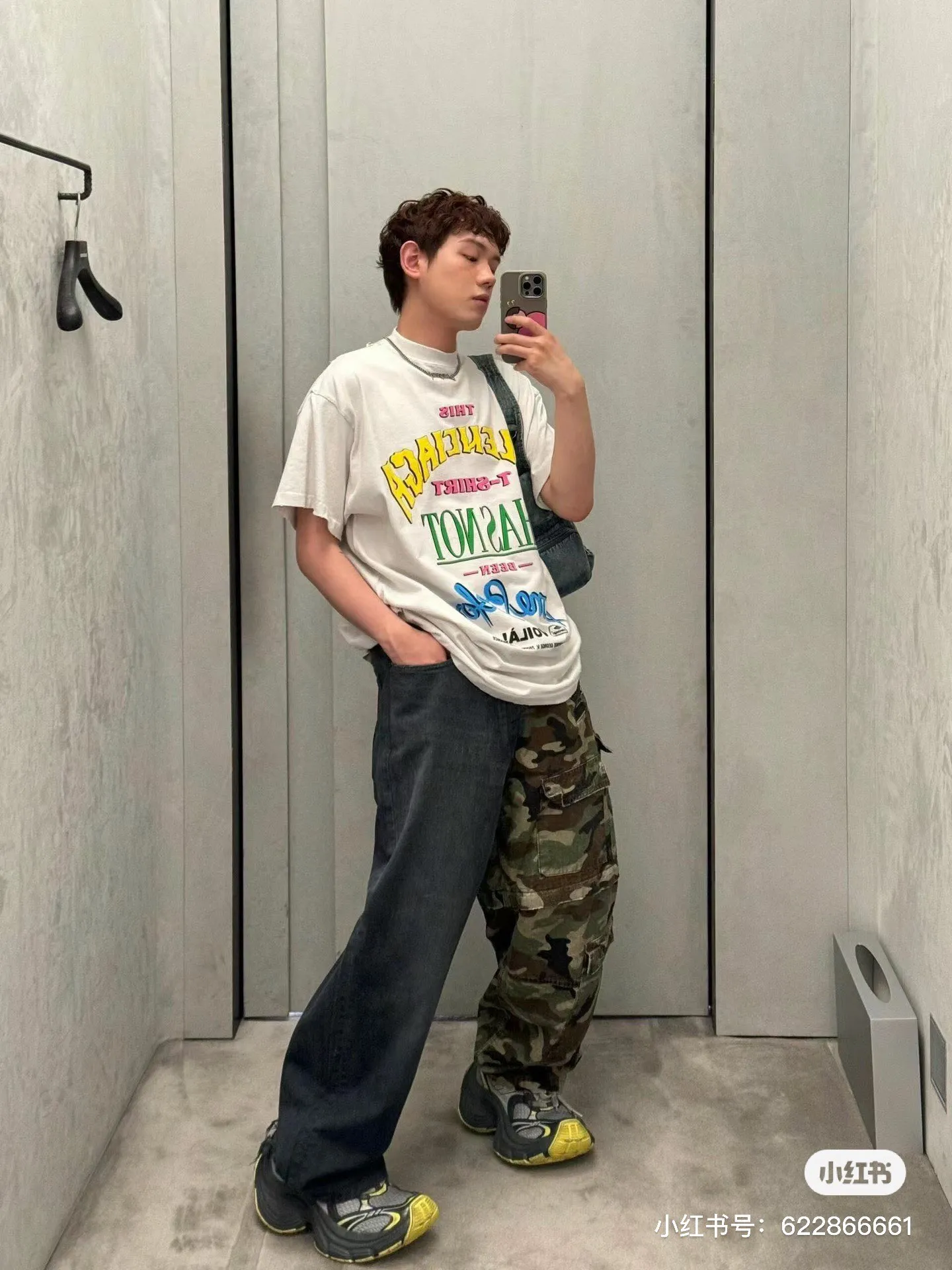 ♻️💯Upper body reference model picture❤️【New arrival】Top version - BALENCIAGA - Bien foam printed round neck short sleeves, original development of custom-woven fabrics, washed and washed, high weight 280 grams of fabric, full texture, clean cloth surface, soft and comfortable. Solona thread custom dyeing without color difference Retro jersey fabric, neutral style, round neck short sleeves, front decorated with not been done artwork print, destroyed style washed and faded effect, retro jersey fabric, made of 15s fine cotton plain weave; matched with 32s double yarn stretcher thread. Fine cotton fabrics usually have better moisture absorption, breathability, warmth retention and wear resistance, and are also softer and smoother. Vintage cotton fabric is a relatively thick cotton fabric with a retro-style tone, and has been carefully processed and processed to have excellent texture and performance. Due to fine processing, the fine cotton fabric is relatively light and thin, feels soft and comfortable, and fits the skin very well when worn. The front is decorated with not been done artwork printing, strong fastness anti-sublimation multi-color suede foam printing is a special printing process designed to provide high-strength printing effect and prevent color sublimation and diffusion. Made through precise formula and controlled process, it not only provides rich and full color effects, but also meets the fastness requirements, ensuring that it will not fade or be damaged easily. The foaming pulp has excellent foaming performance and can form a unique suede effect, which increases the softness and elasticity of the printing surface and makes the colors more vivid and layered. Drying and fixing are done through processes such as specific heating or UV curing. Make sure that the foaming pulp is tightly combined with the fabric to form a strong and elastic thin layer. High collar, oversize loose fit, oversize loose silhouette design, basic round neckline with dropped shoulder line, vertical pit woven code from top to bottom, collar, cuffs, and hem all have ruffles, and sleeve length is longer to highlight the details. The thickness of the ready-made garment is the same as the original version, and it is additionally shaped to make the upper body wider and not easily deformed. Color: pink black active white code number: XS-L P: 300