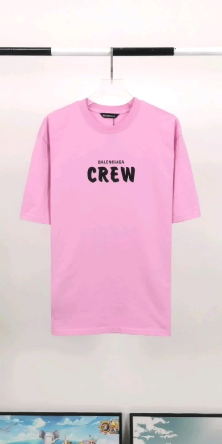 Real shot of the video————The top tested version BALENCIAGA Balenciaga CREW employees limited to male and female couples pure cotton celebrity short-sleeved t-shirt. As a Balenciaga 20th anniversary employee limited short-sleeved, full of Parisian feelings, highly recommended! ! The letters on the chest are also very simple and elegant, and the shape is super OS. The whole dress has been washed, and the 280g combed cotton fabric is very textured and you can touch it! High-definition imported glue and high-coverage screen printing on the chest, the dots are very precise. Color: Peach Pink Black White Size: XS-L P:250