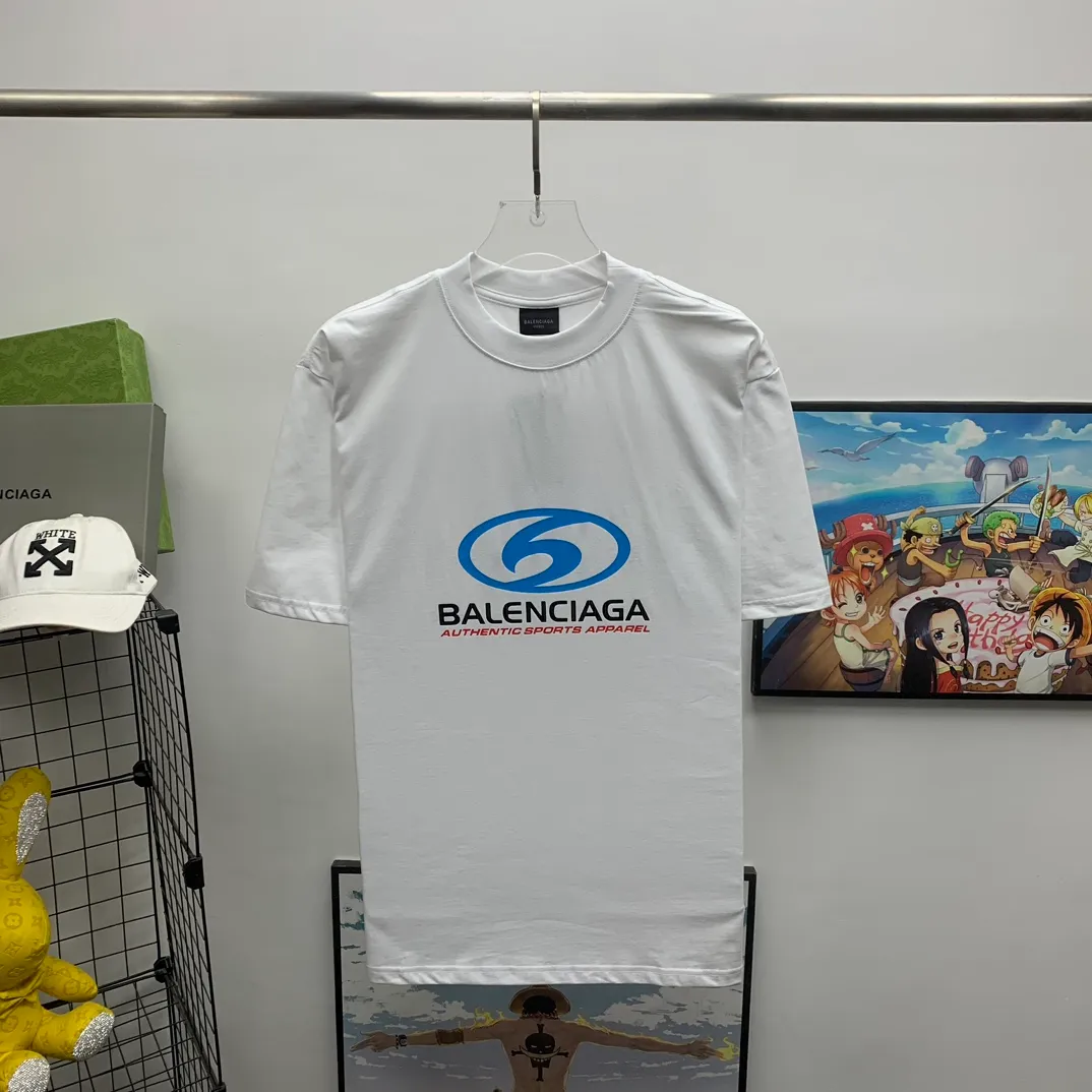 Top tested version 𝐁A𝐋EN𝐂IA𝐆A/Balenciaga Wave T-shirt Fabric: Double yarn 32 counts 240g - Counter synchronization #The highest version on the market The original development of custom-woven fabrics is washed and treated. Full of thickness. The texture is different from market products. Highly restored #Original molding. Printed using an imported oval crack machine. Each print is aligned neatly without burrs. The front and rear platens are hand-printed. Precision mesh production stencils. Imported environmentally friendly slurry scraper, letters are clearly restored, letter spacing, size is consistent with the original version, highly restored to 24ss, best-selling model on the market, same style for men and women size: xs s m l color: black white P: 290
